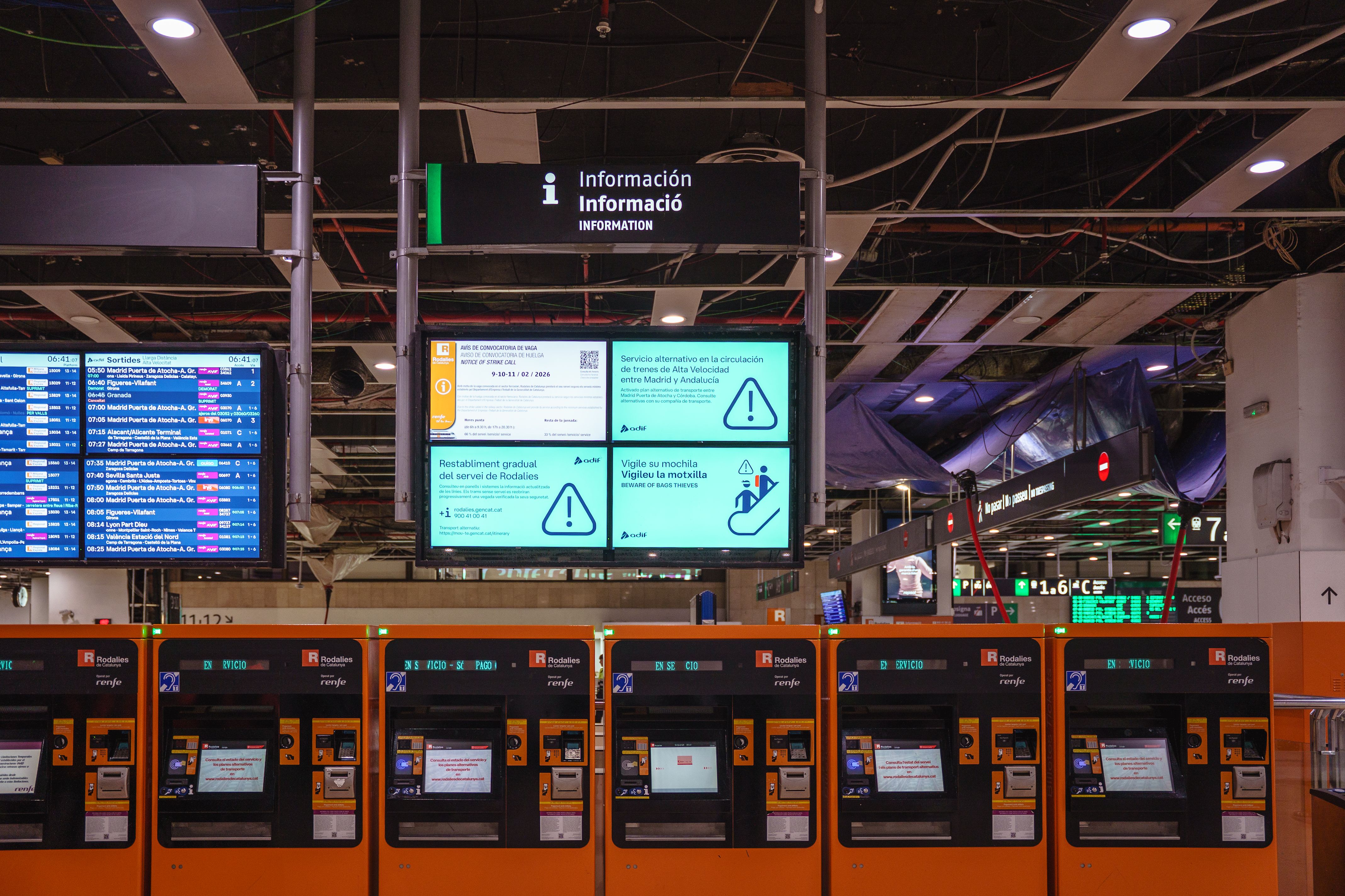 Pantalles de l'estació de Sants informen de la vaga de maquinistes | Marc Font (ACN)