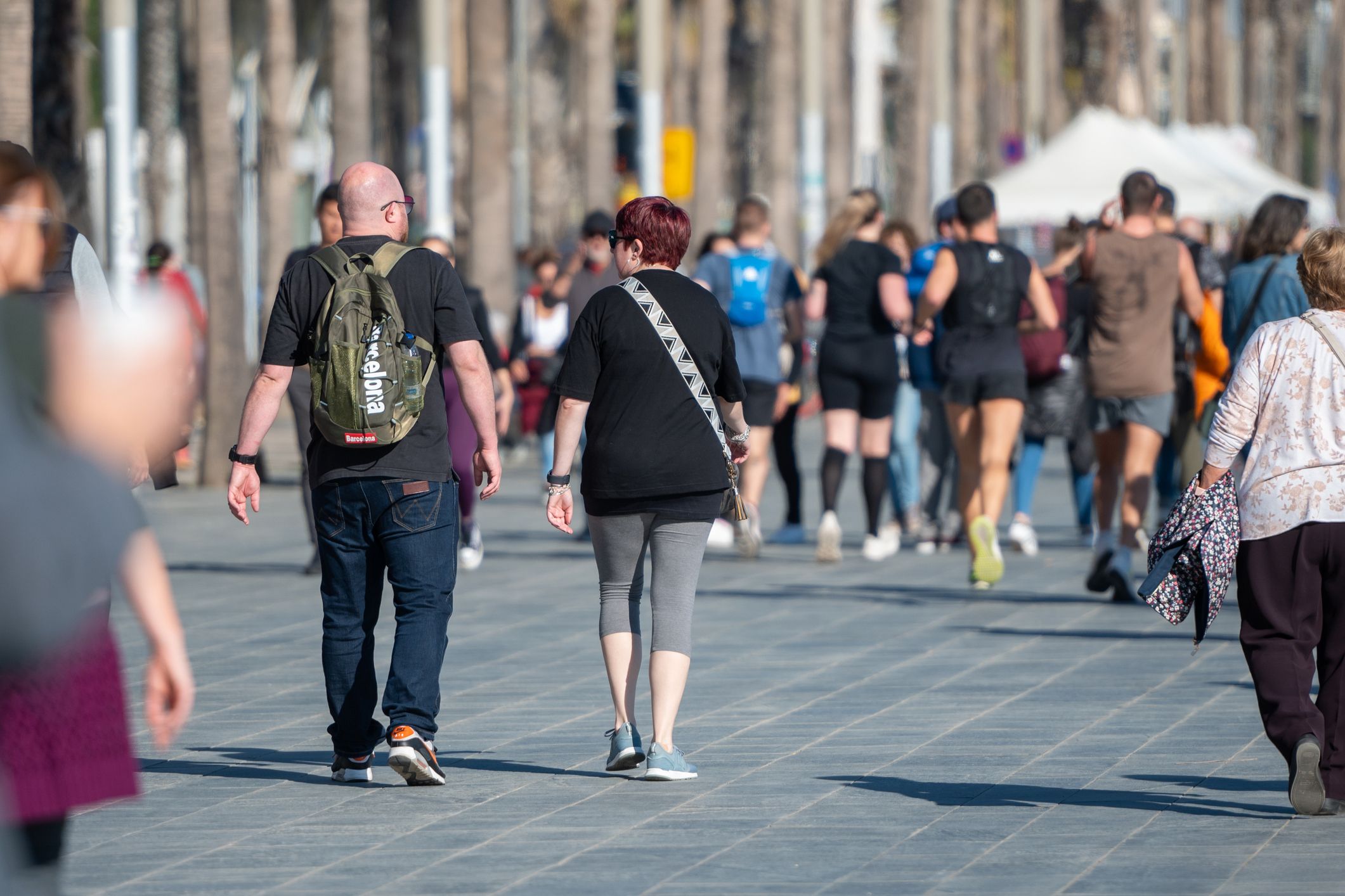 Vianants per la platja de la Barceloneta | iStock
