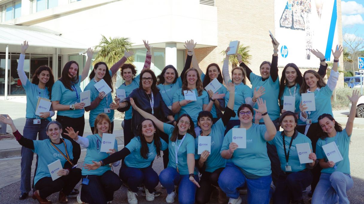 Fotografia de l'equip STEM for Girls d'HP, davant la seu de Sant Cugat | Cedida