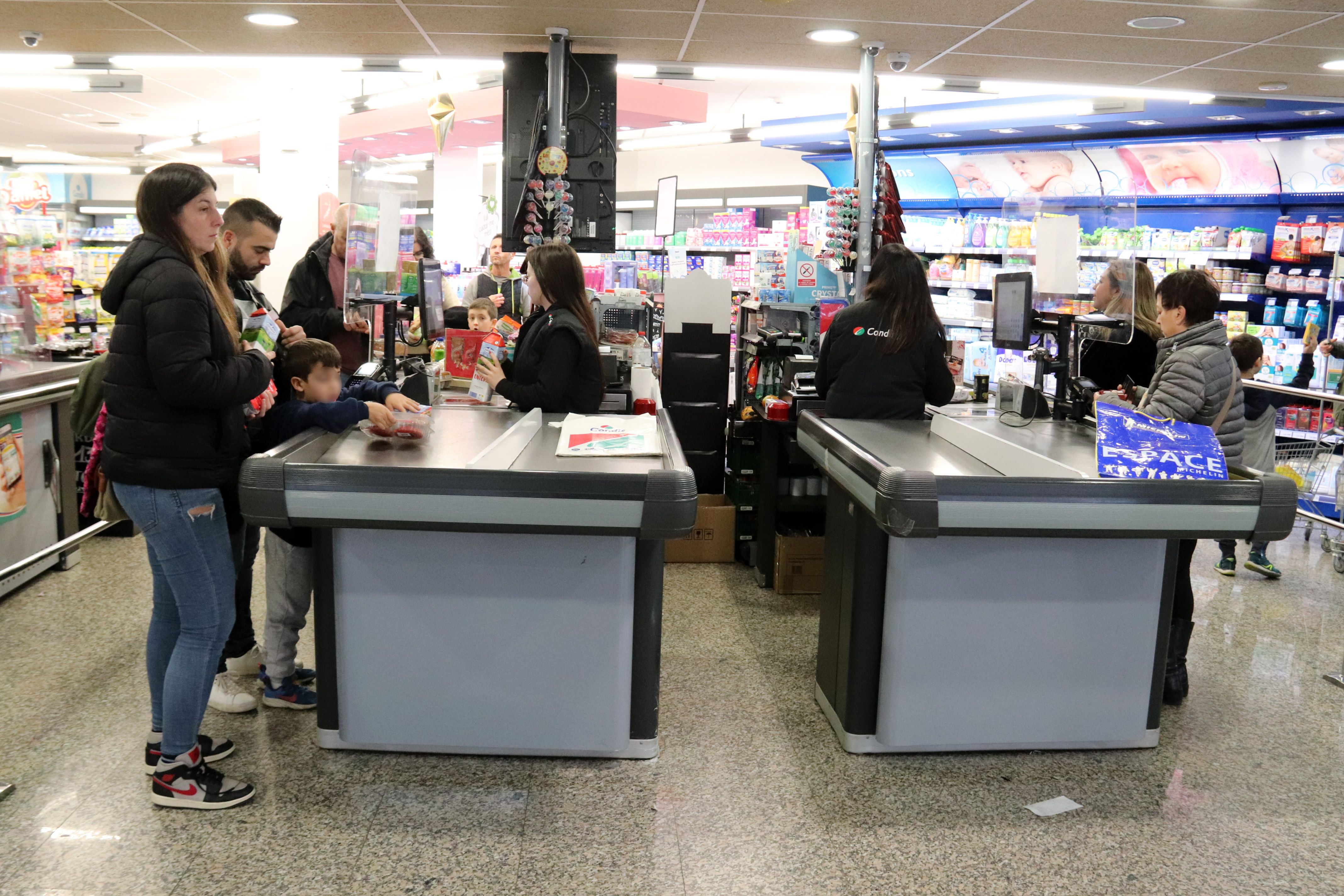 Zona de cajas del supermercado de la calle Pomar de Baix en Badalona | Gemma Sánchez Bonel (ACN)