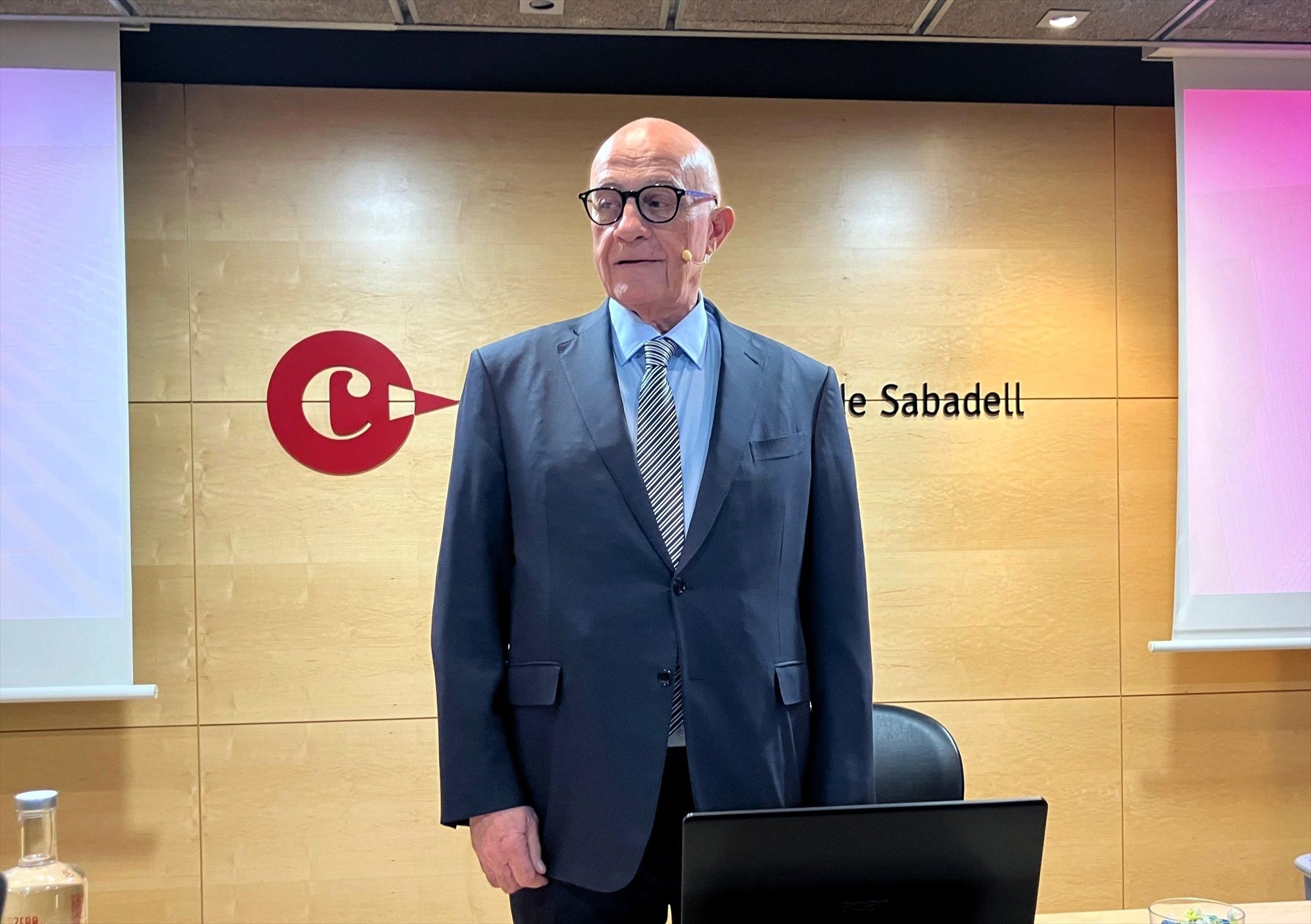 El presidente del Banc Sabadell, Josep Oliu, durante su intervención en la Cambra de Comerç de Sabadell | Europa Press