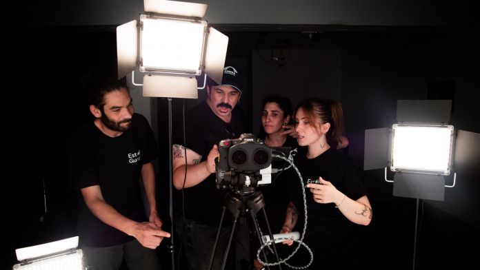 L'equip d’Estudio Gurugú gravant un esdeveniment