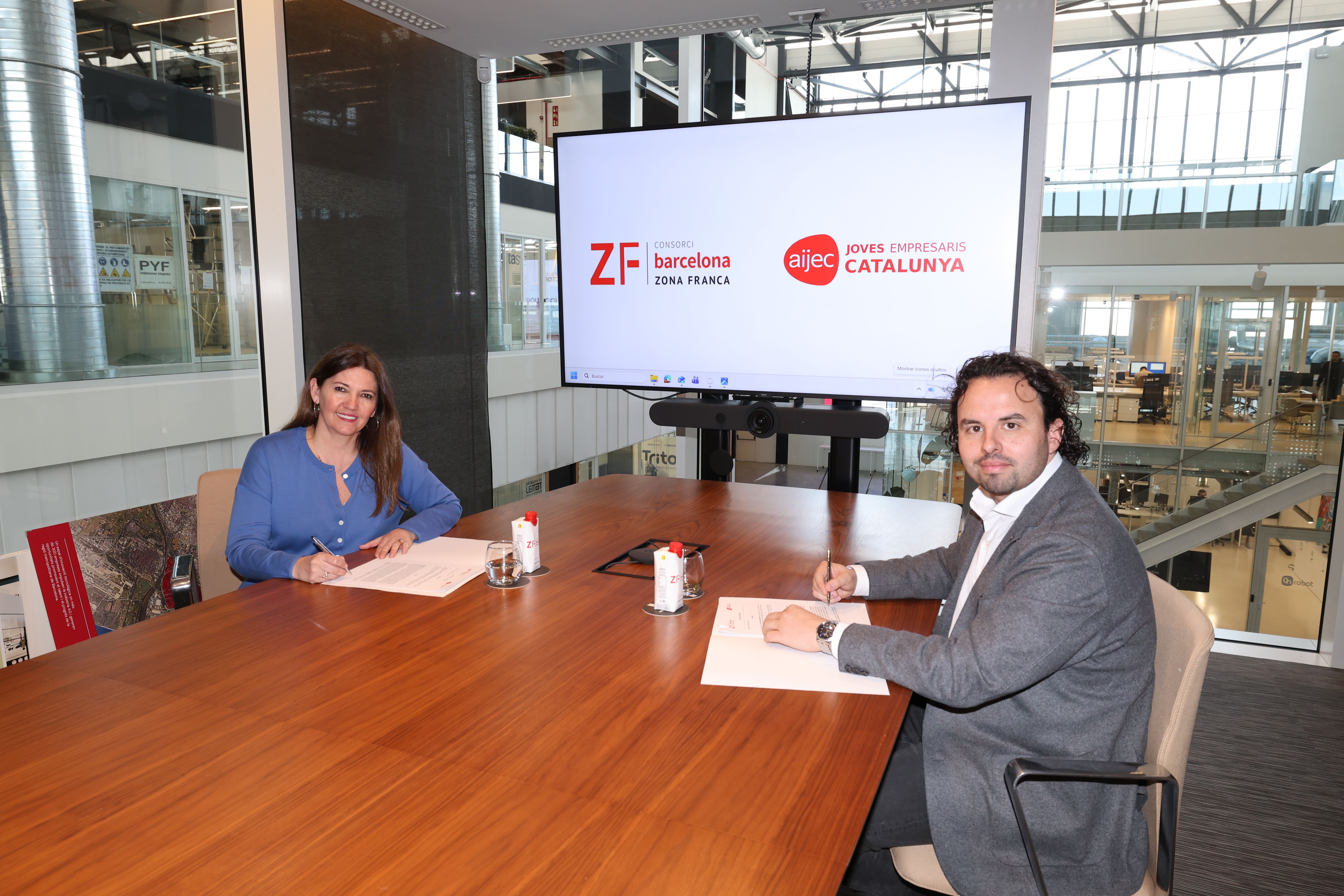 Blanca Sorigué, directora general del CZFB, i Vicenç del Mar, president de l'AIJEC, signen la nova aliança | Cedida