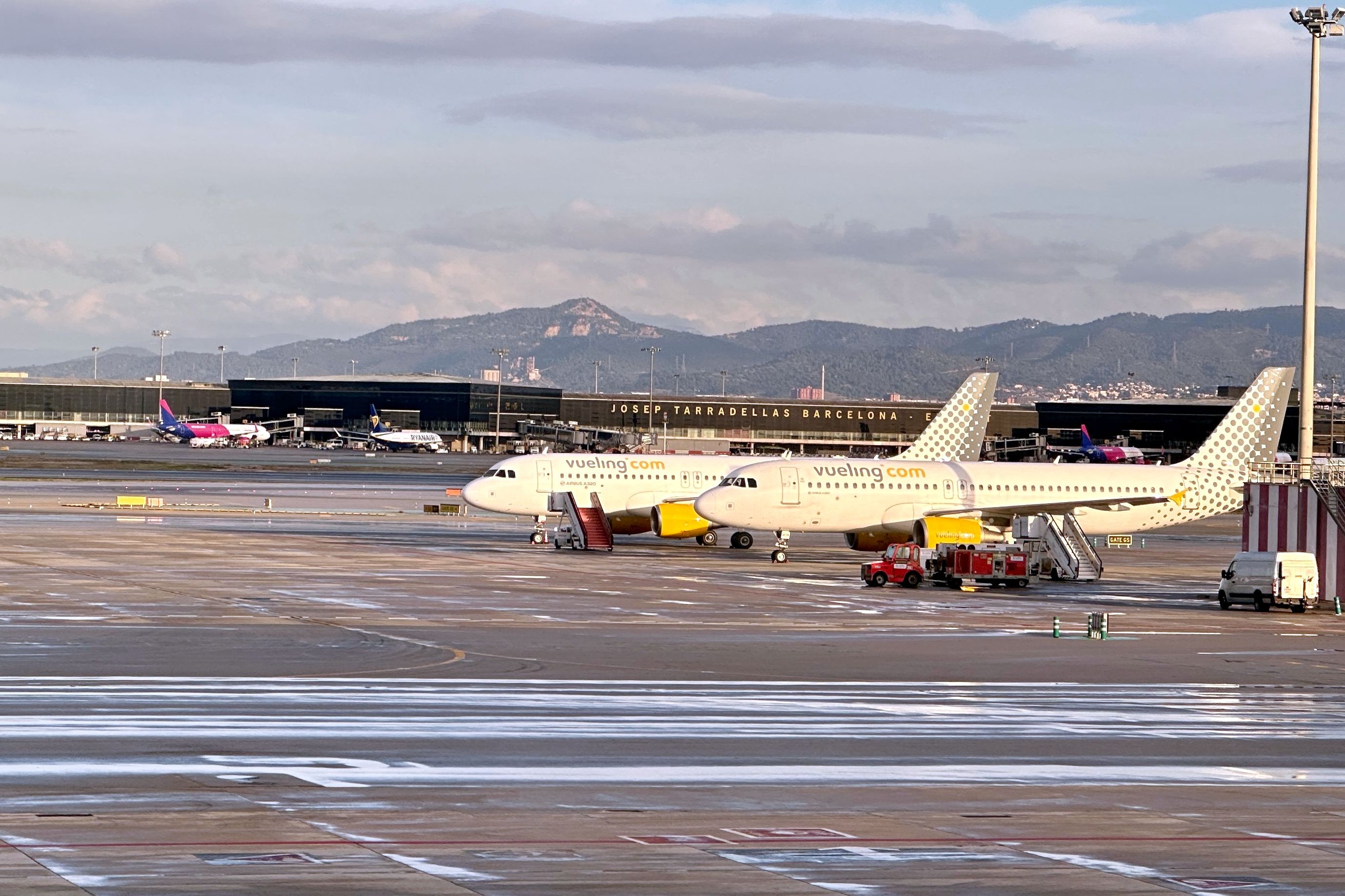 Dos avions de Vueling estacionats a l'aeroport del Prat | Gerard Escaich (ACN)