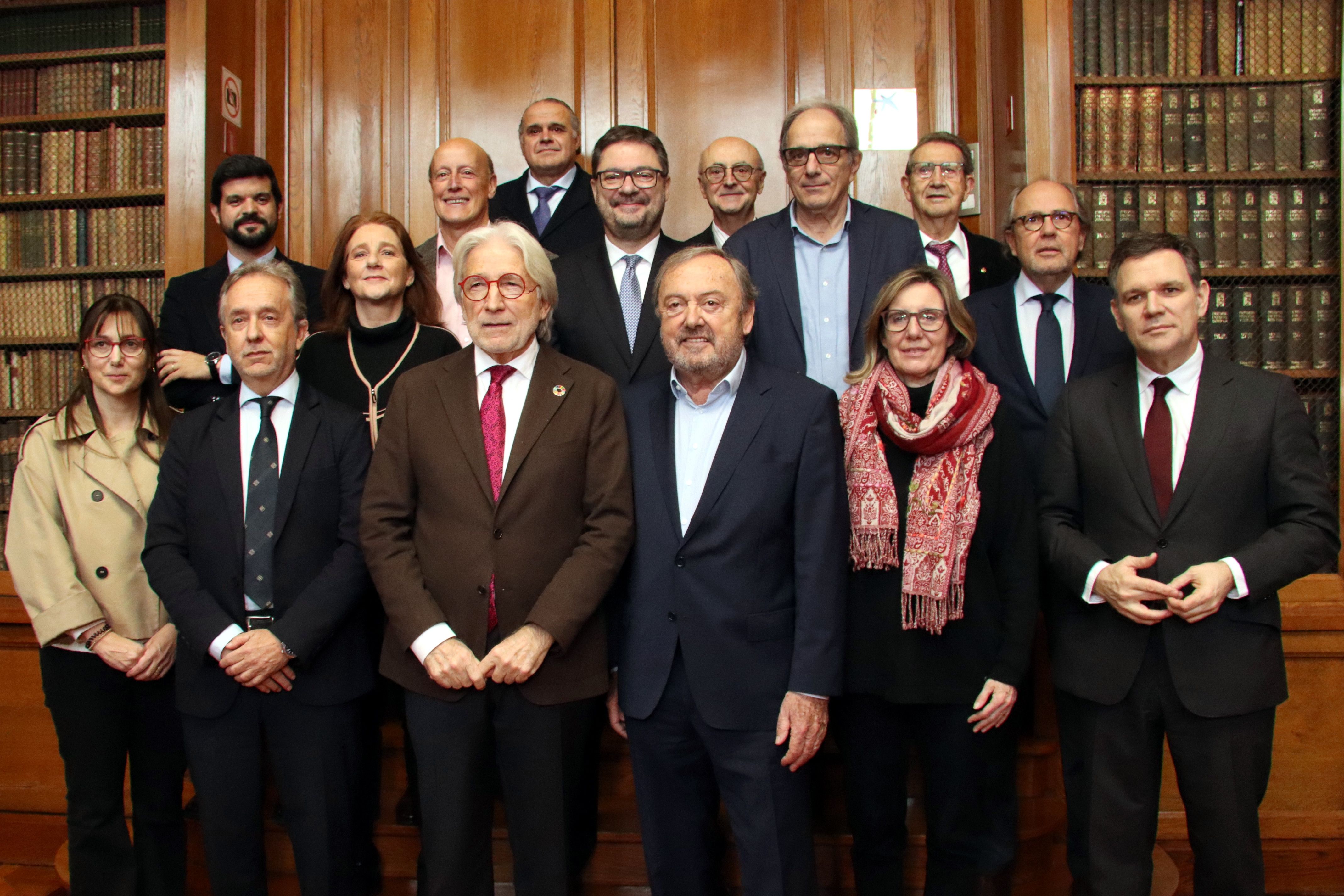 Membres de la nova Comissió per a la Garantia d'una Mobilitat Quotidiana Fiable i Eficient a Catalunya, entre els quals destaquen el president de Foment, Josep Sánchez Llibre, i el president del RACC, Josep Mateu | Andrea Salazar (ACN)