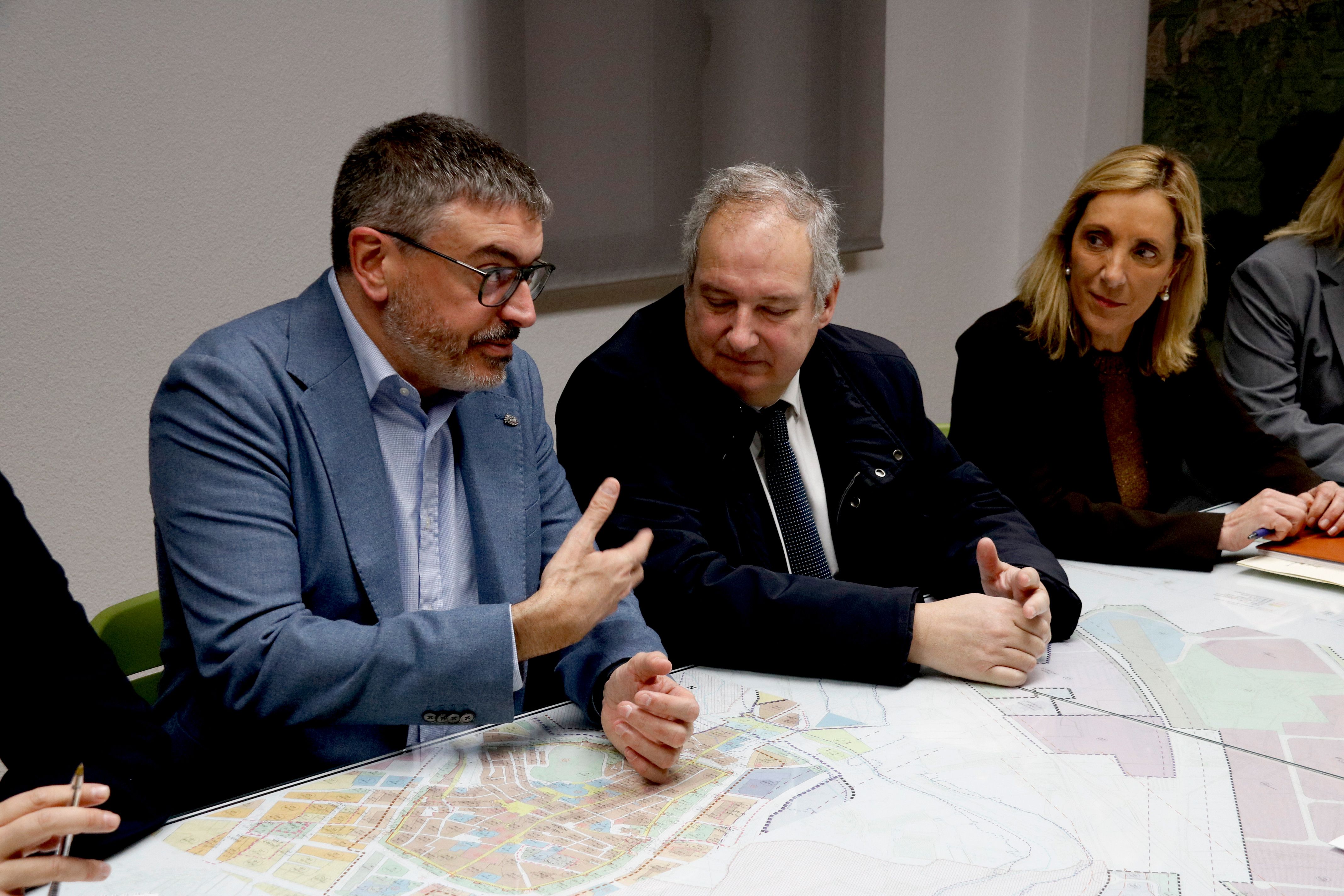 L'alcalde de Montblanc, Marc Vinya, el ministre d'Indústria, Jordi Hereu, i l'alcaldessa de Valls, Dolors Farré | ACN