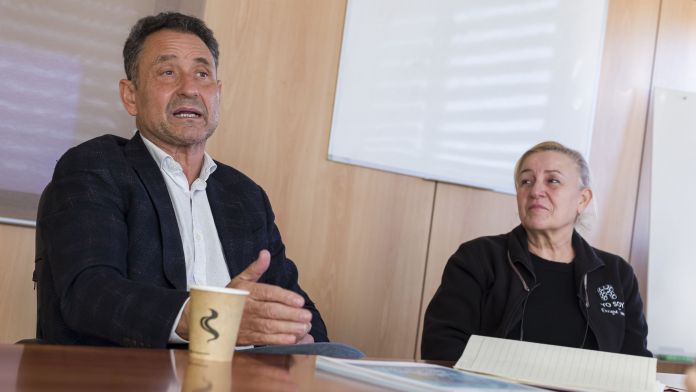 El empresario Enrique Tomás y la jefa del Departamento de Producción y Calidad de la empresa, Maria Rosario Ruiz Montero 'Rosi' | Marc Llibre Roig El empresario Enrique Tomás y la jefa del Departamento de Producción y Calidad de la empresa, Maria Rosario Ruiz Montero 'Rosi' | Marc Llibre Roig