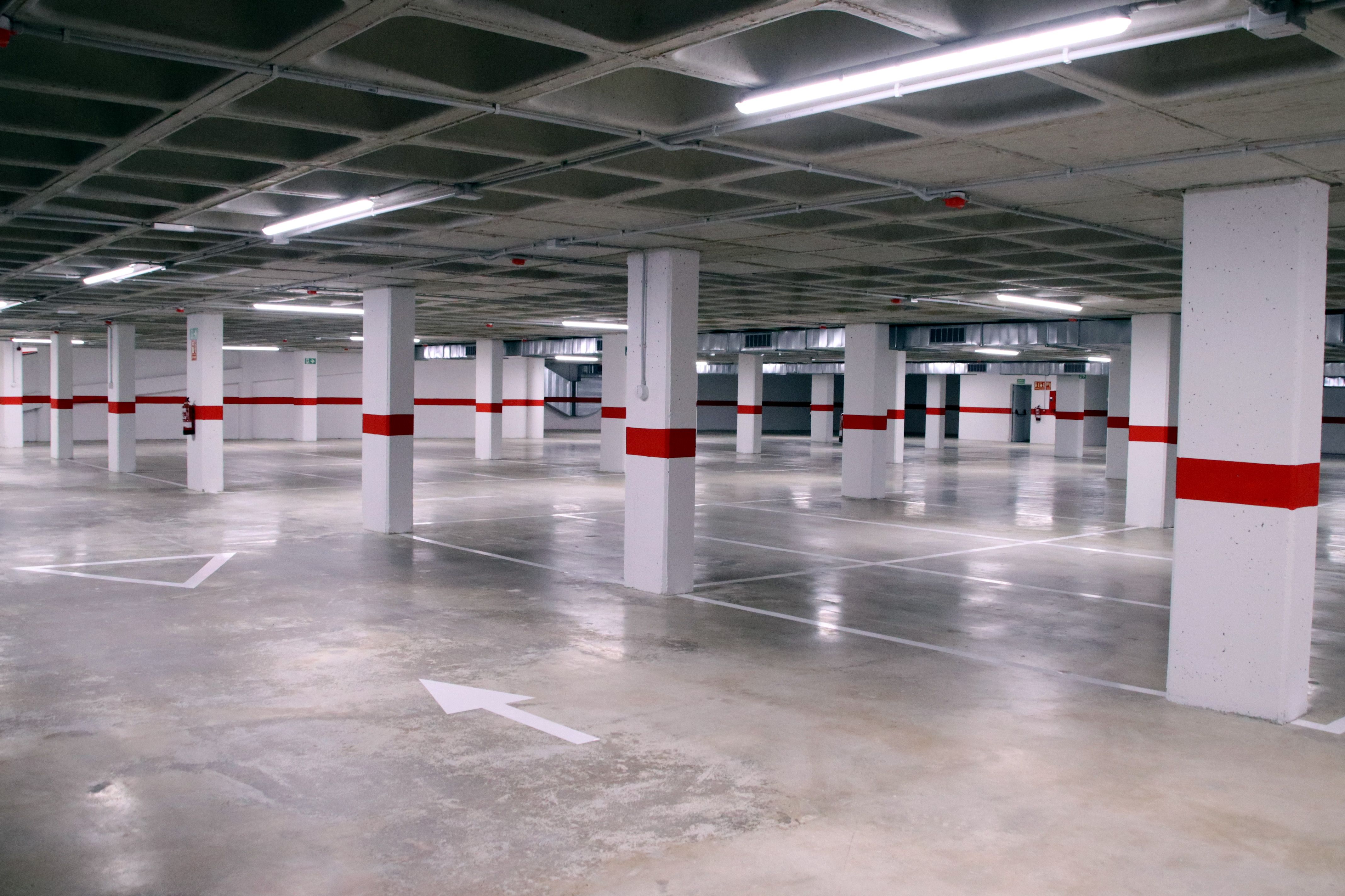 Vista sense vehicles d'una de les plantes del pàrquing del CAP de Moià | Laura Busquets (ACN)