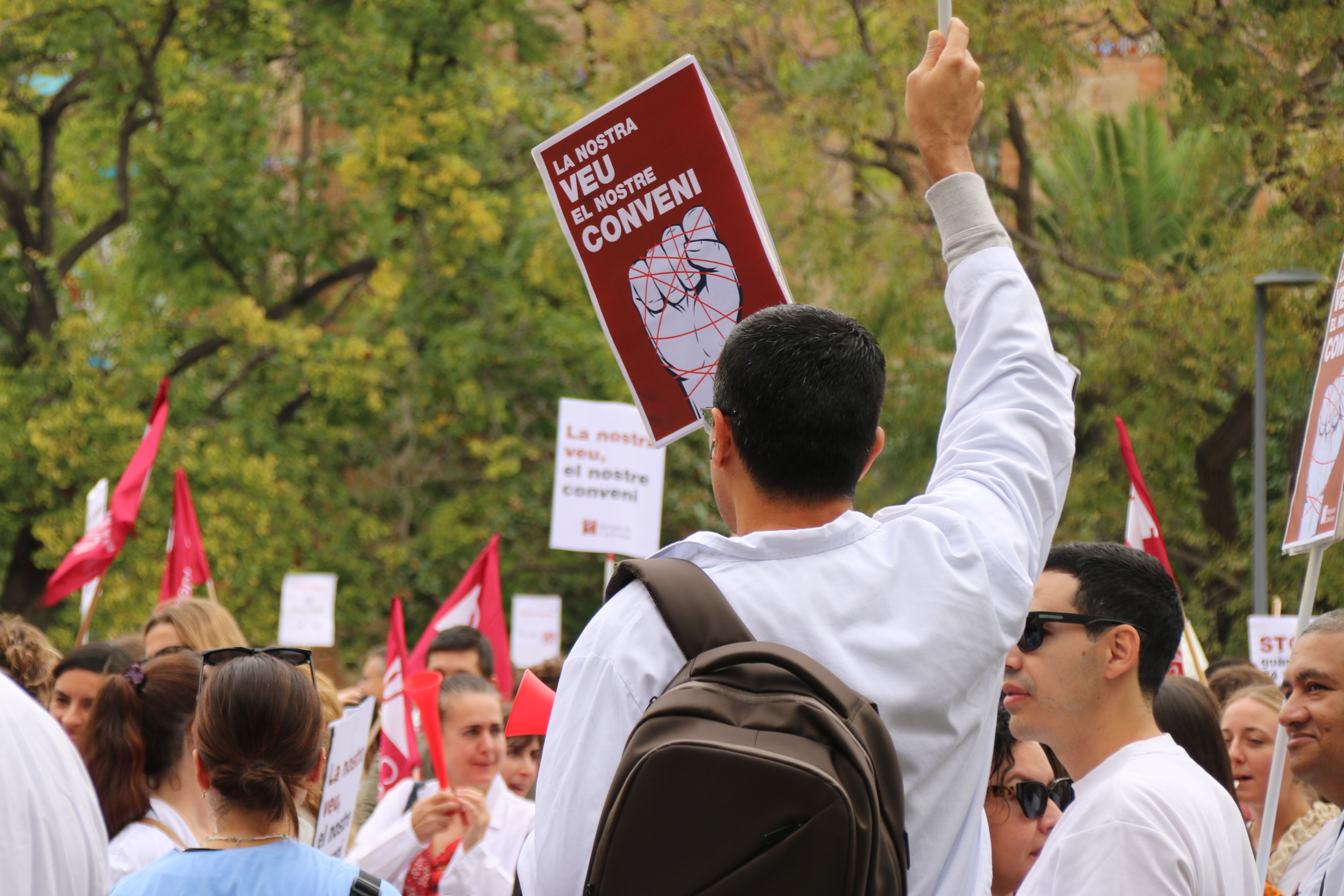 La concentració dels metges lluint la bata blanca | Albert Hernàndez (ACN)