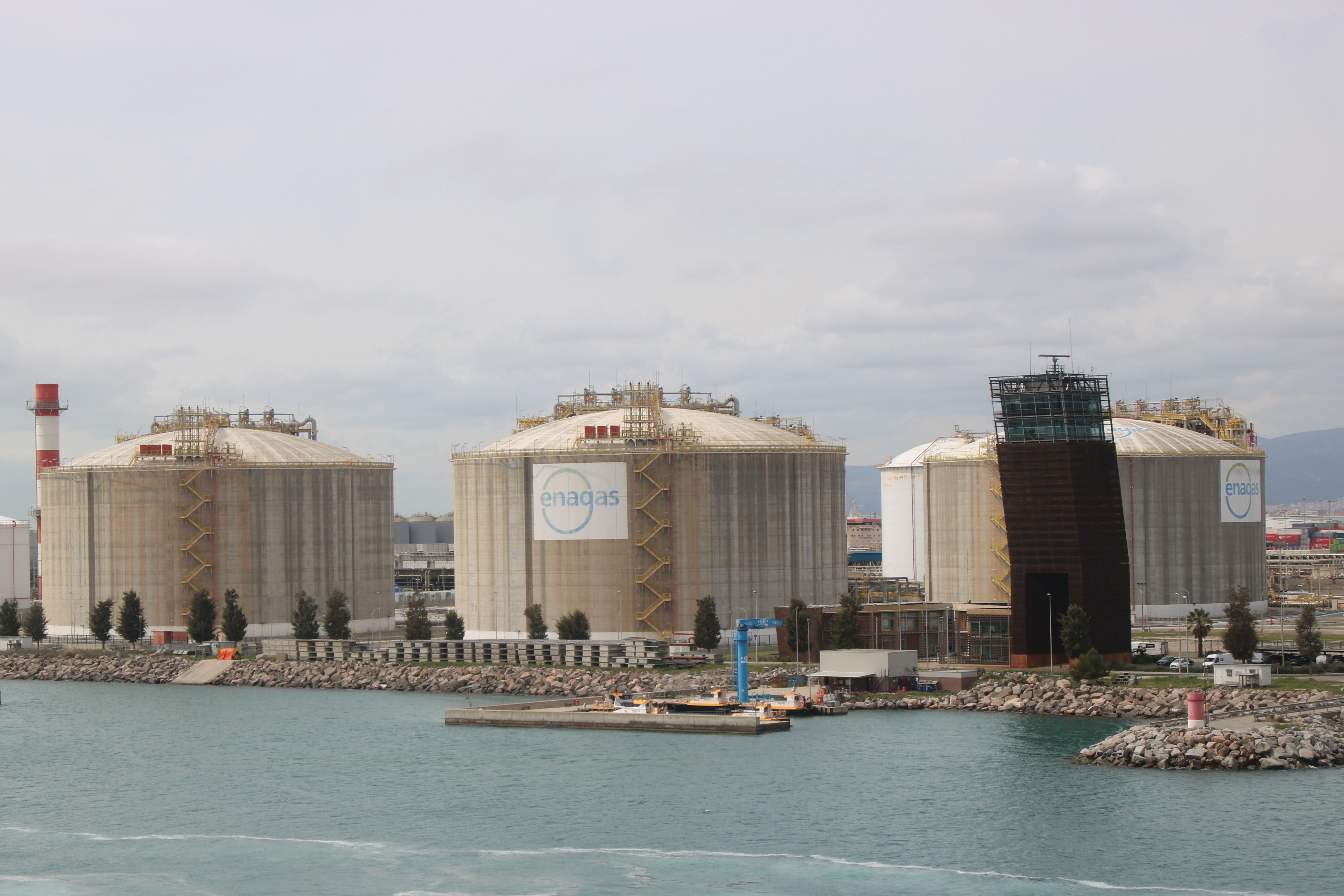 Les instal·lacions d'Enagás al Port de Barcelona vistes des d'un creuer | Albert Hernàndez (ACN)