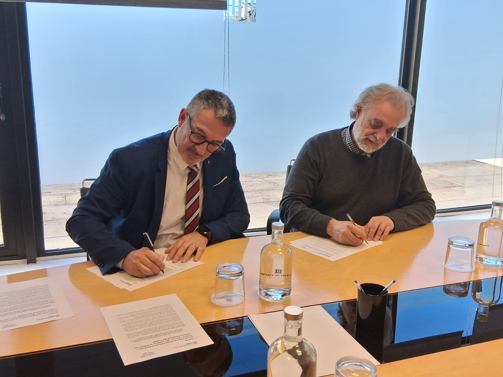 El conseller Miquel Sàmper i José Carlos Eiriz signant l'acord sobre els Centres Especials de Treball | ACN