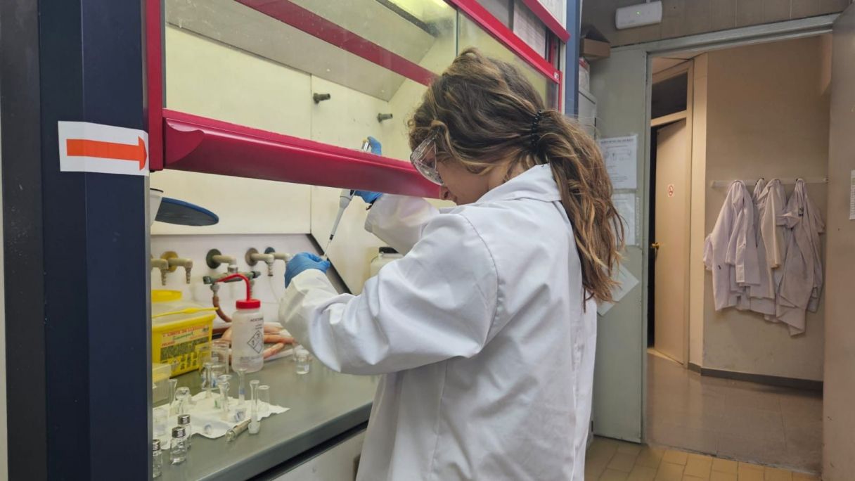 Miembro del equipo Delbios trabajando en el laboratorio | Cedida