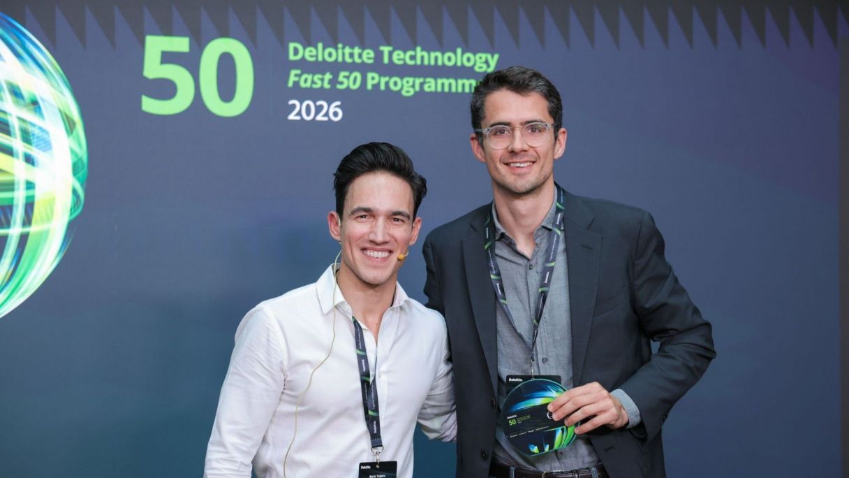El director de finanzas de Qida, Rafael Escorihuela (derecha), con el director de M&A Tech y StartmeUp de Deloitte, Mario Teijeiro | Qida (LinkedIn)