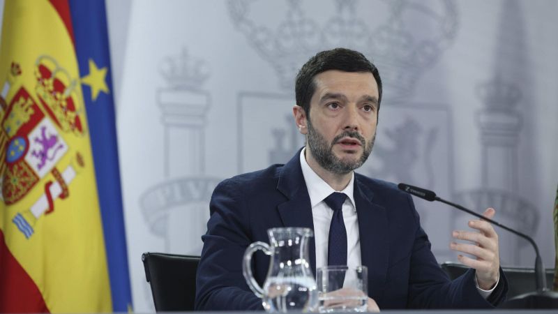 El ministro de Derechos Sociales, Consumo y Agenda 2030, Pablo Bustinduy, durante el anuncio de la Prestación Universal por Crianza | EFE