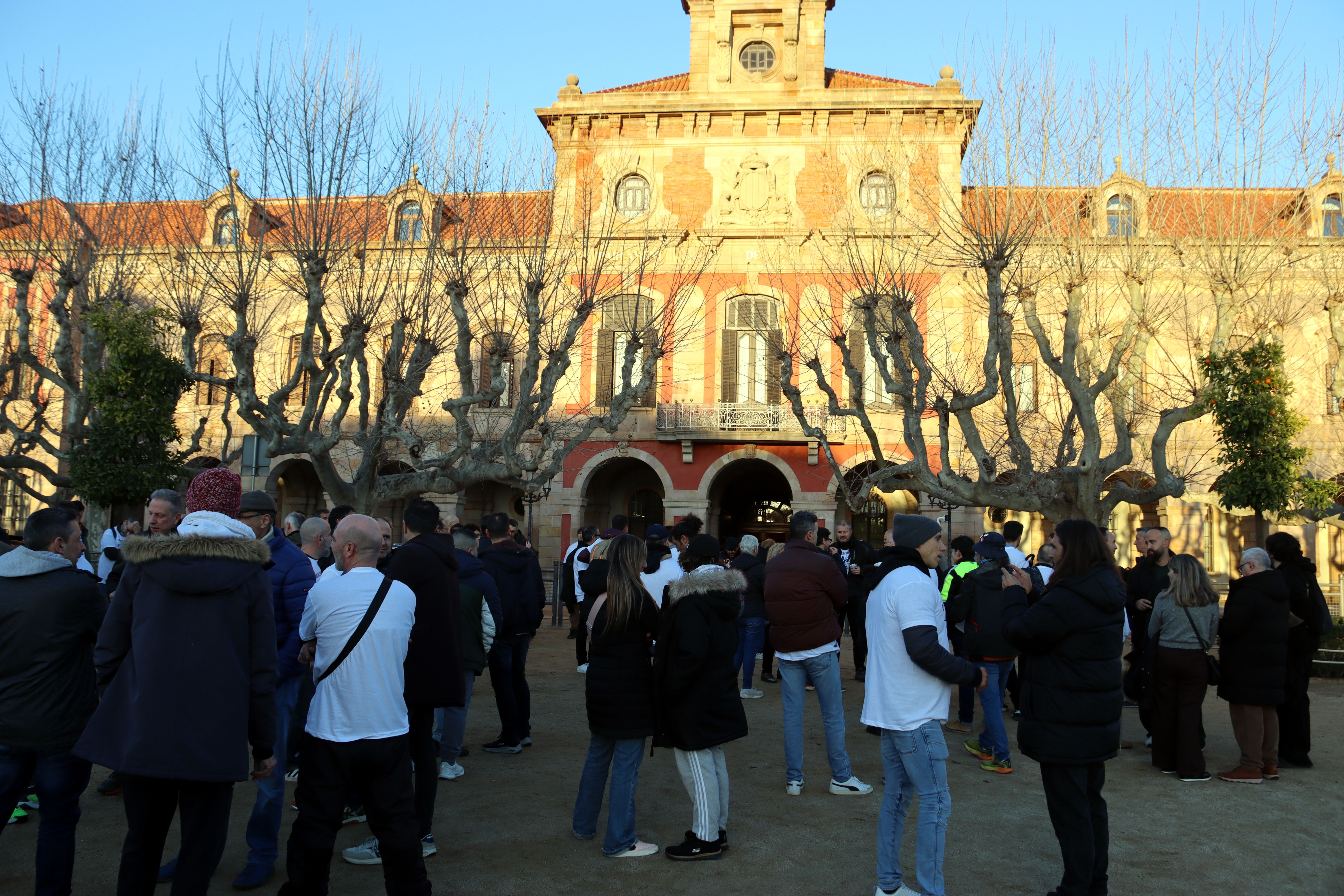 Treballadors d'AkzoNobel en una protesta davant el Parlament contra l'ERO a la planta del Prat de Llobregat | Nazaret Romero (ACN)