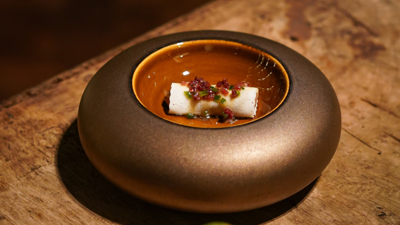 Caneló fred amb nata farcida de crema de carxofa, bolets i vieira saltejada | Cedida Caneló fred amb nata farcida de crema de carxofa, bolets i vieira saltejada | Cedida