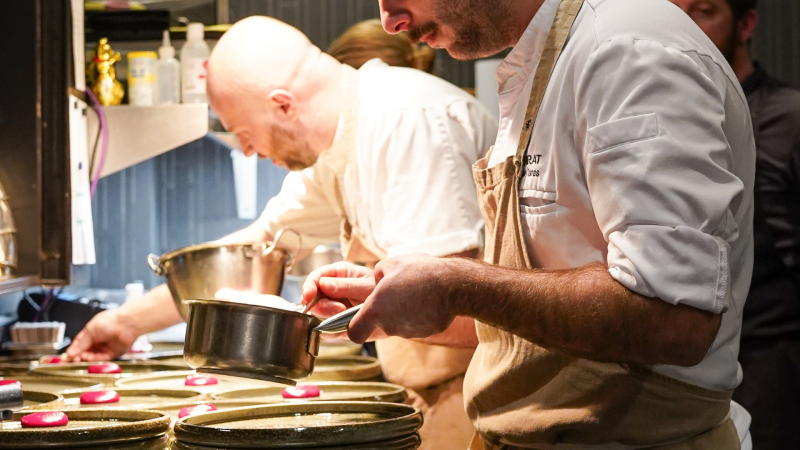 Equip de cuina dels xefs Javi Martínez i Víctor Torres | Cedida Equip de cuina dels xefs Javi Martínez i Víctor Torres | Cedida