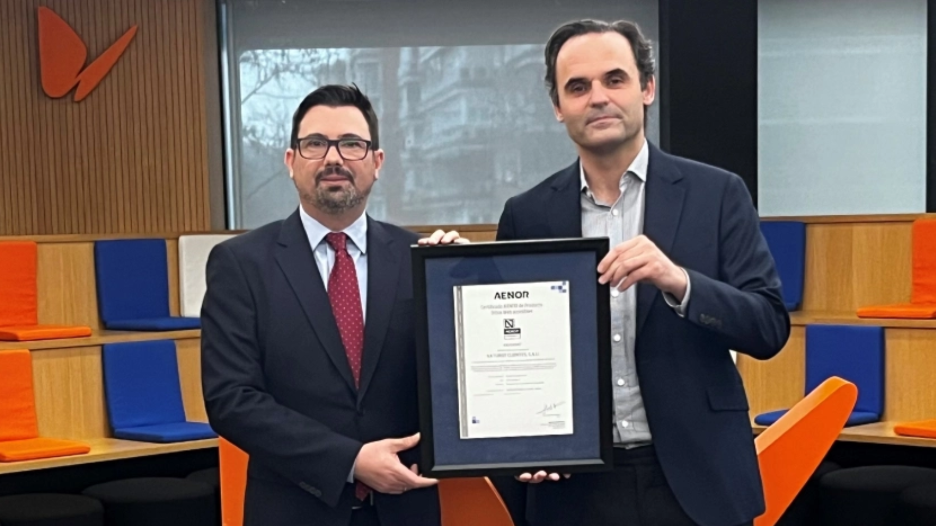 Pedro Fernández, director de la región centro de AENOR, y Roberto Franza, director mercado 'retail' de Naturgy | Cedida