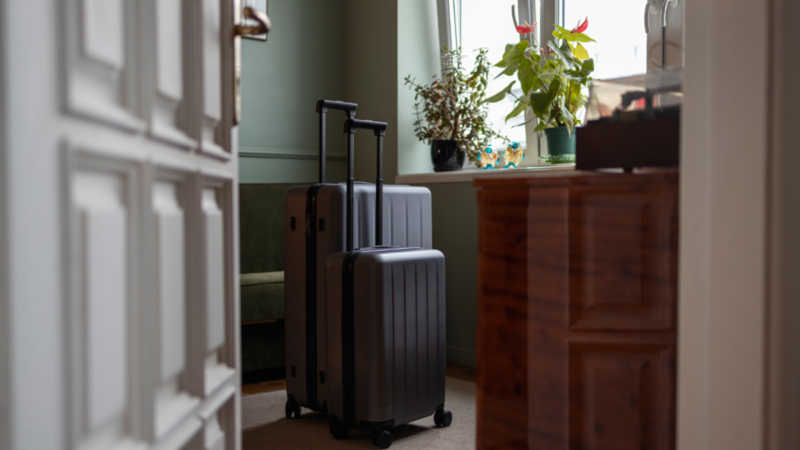 Interior d'una habitació amb maletes disposades a l’entrada, a punt per rebre nous hostes | Apartur