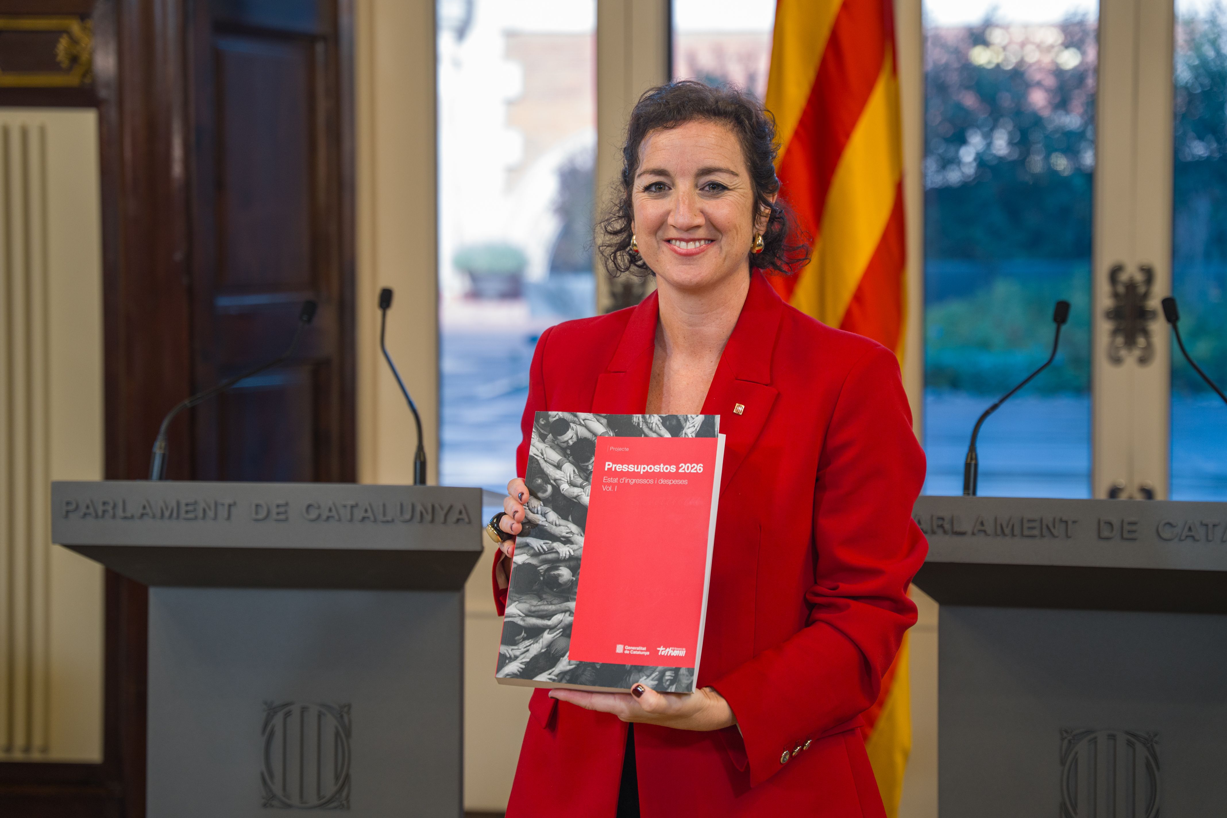 La consellera d'Economia i Finances, Alícia Romero, mostra el projecte de pressupost després de l'entrega al Parlament | Marc Font (ACN)