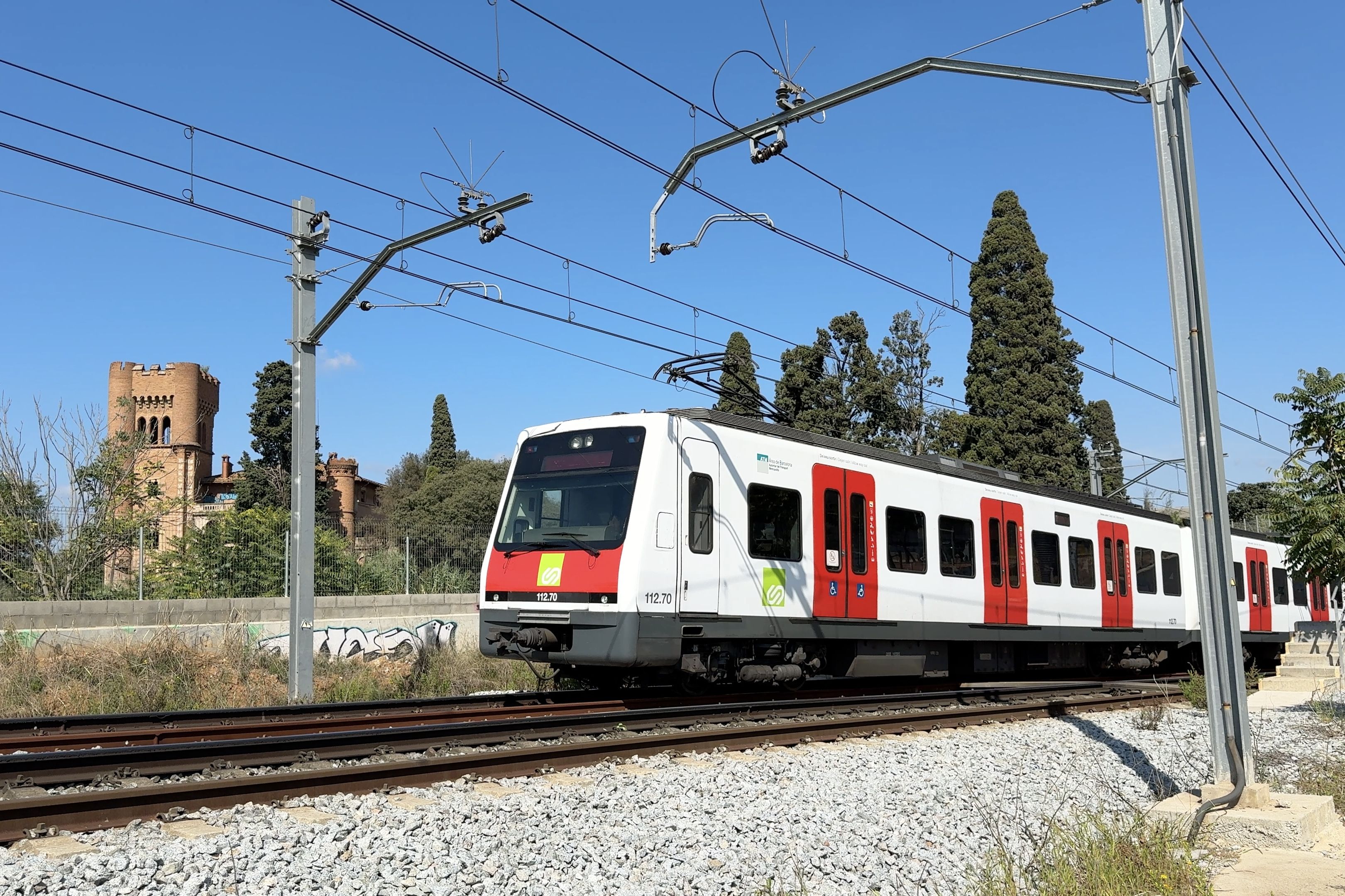 Un tren de FGC circulant davant del castell de Can Feu, a Sabadell, entre les estacions de Can Feu - Gràcia i Sant Quirze del Vallès Albert Segura (ACN)