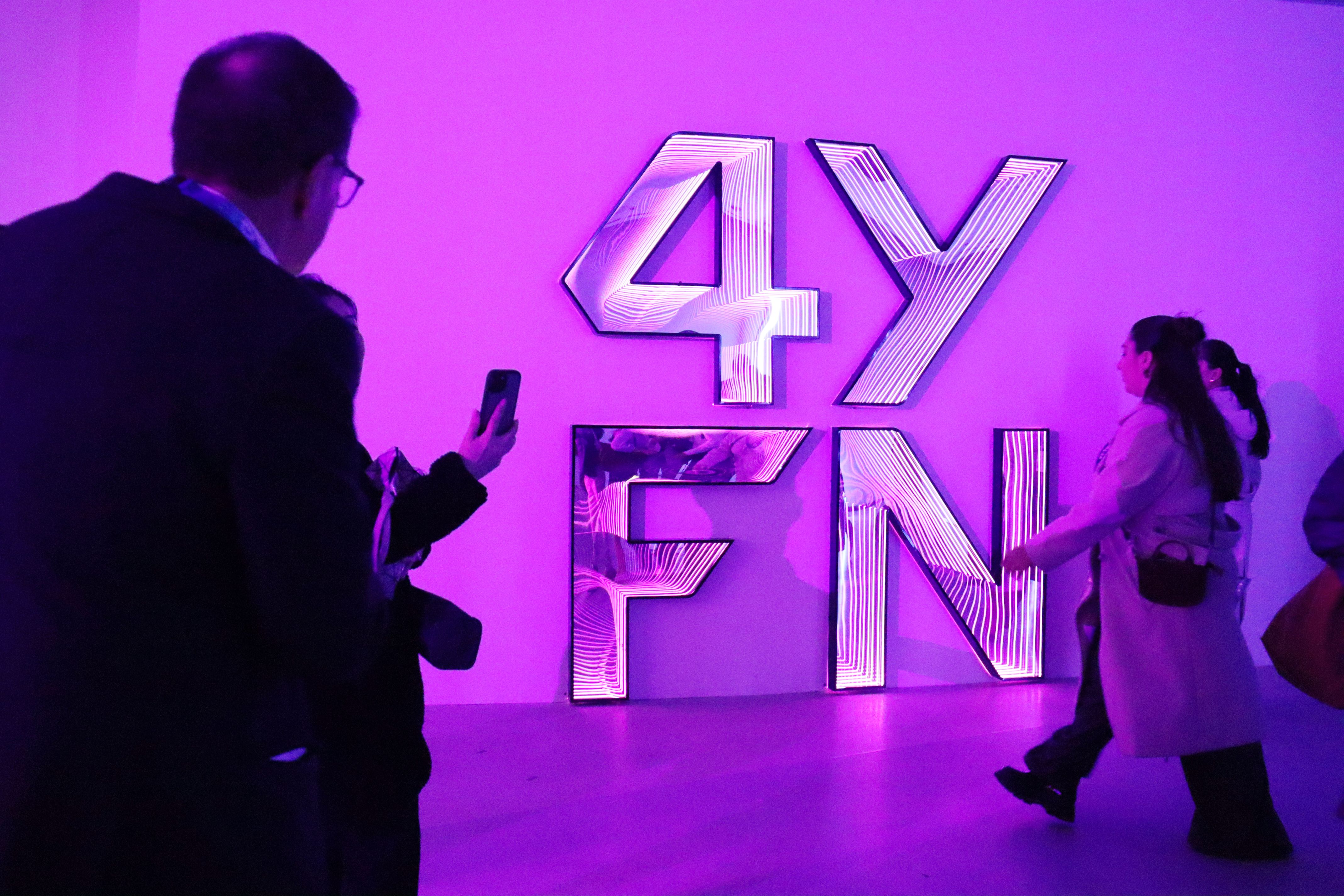 Congressistes passant per davant de l'entrada del 4YFN | Aina Martí (ACN)