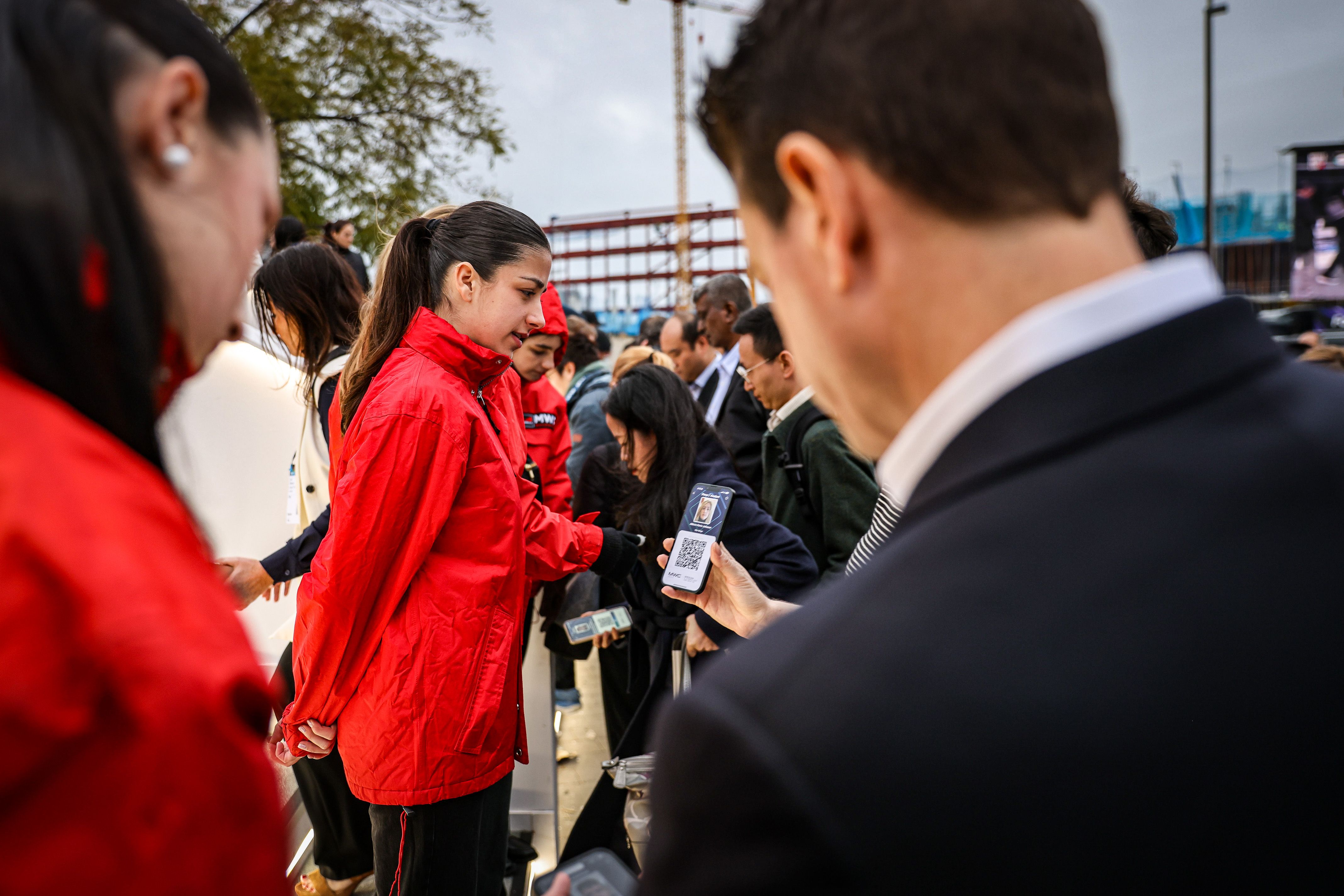 Personal de l'organització escaneja els codis QR de les entrades al MWC | Jordi Borràs (ACN)