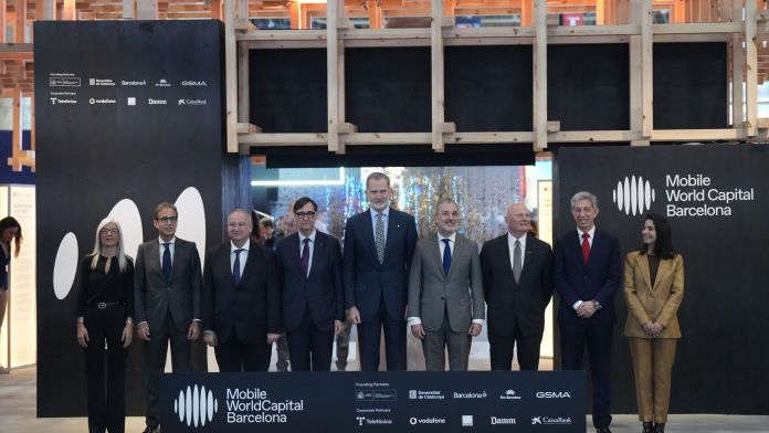 Foto de família durant la inauguració del MWC26 | David Zorrakino (Europa Press)
