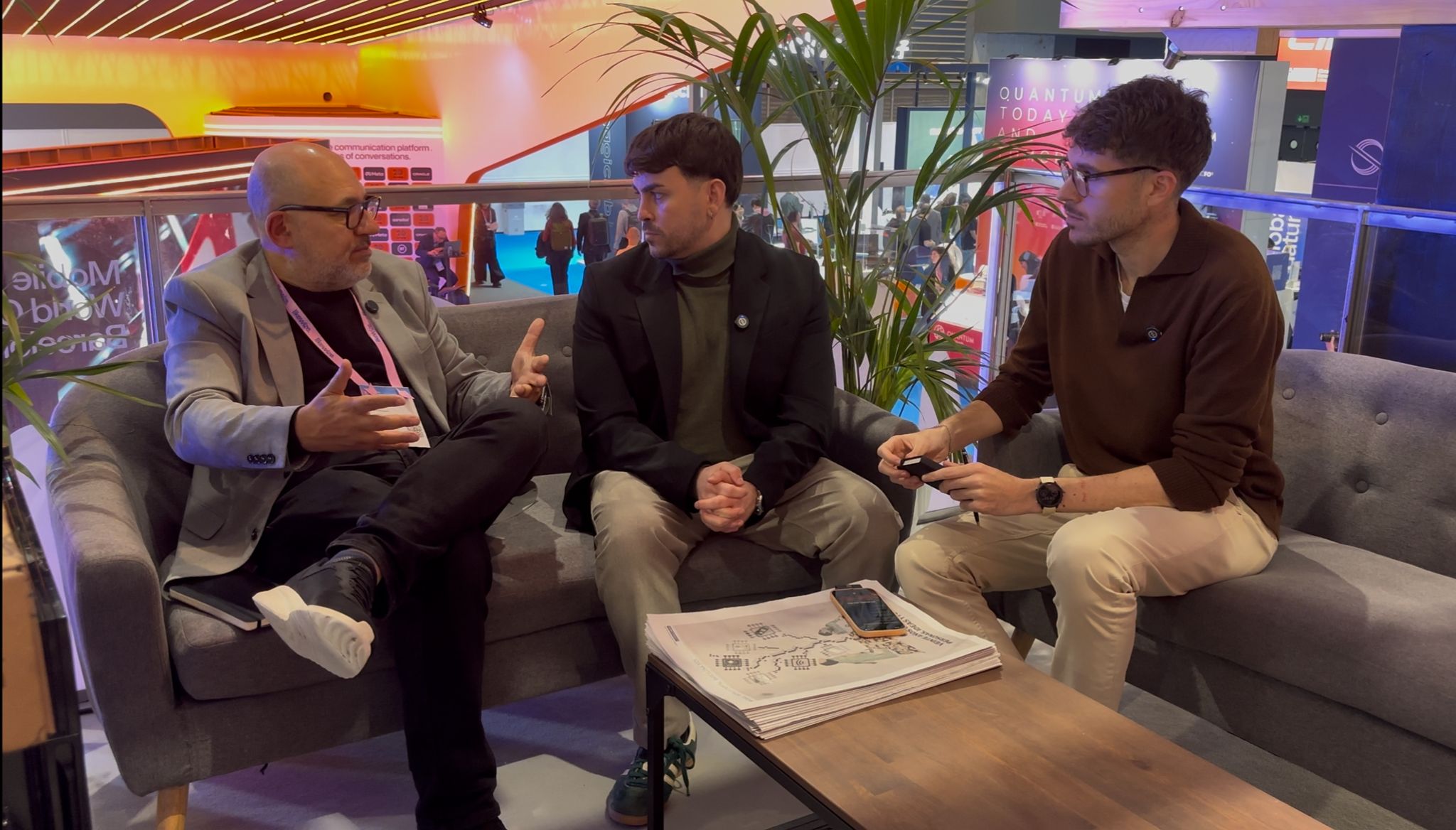 Josep M. Ganyet, Carlos Rojas i David Lombrana durant l'enregistrament del primer episodi | VIA Empresa