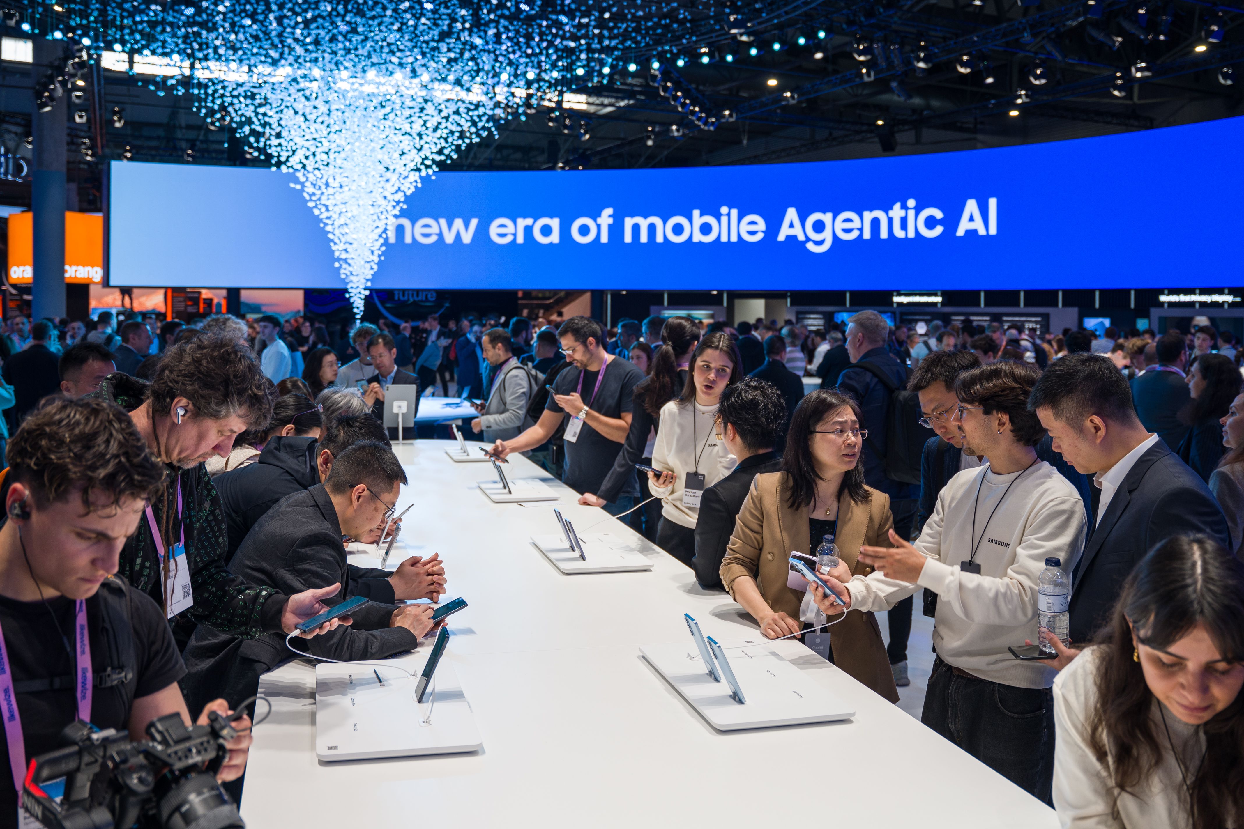 Els visitants del MWC exploren els nous dispostius de Samsung | Marc Font (ACN)