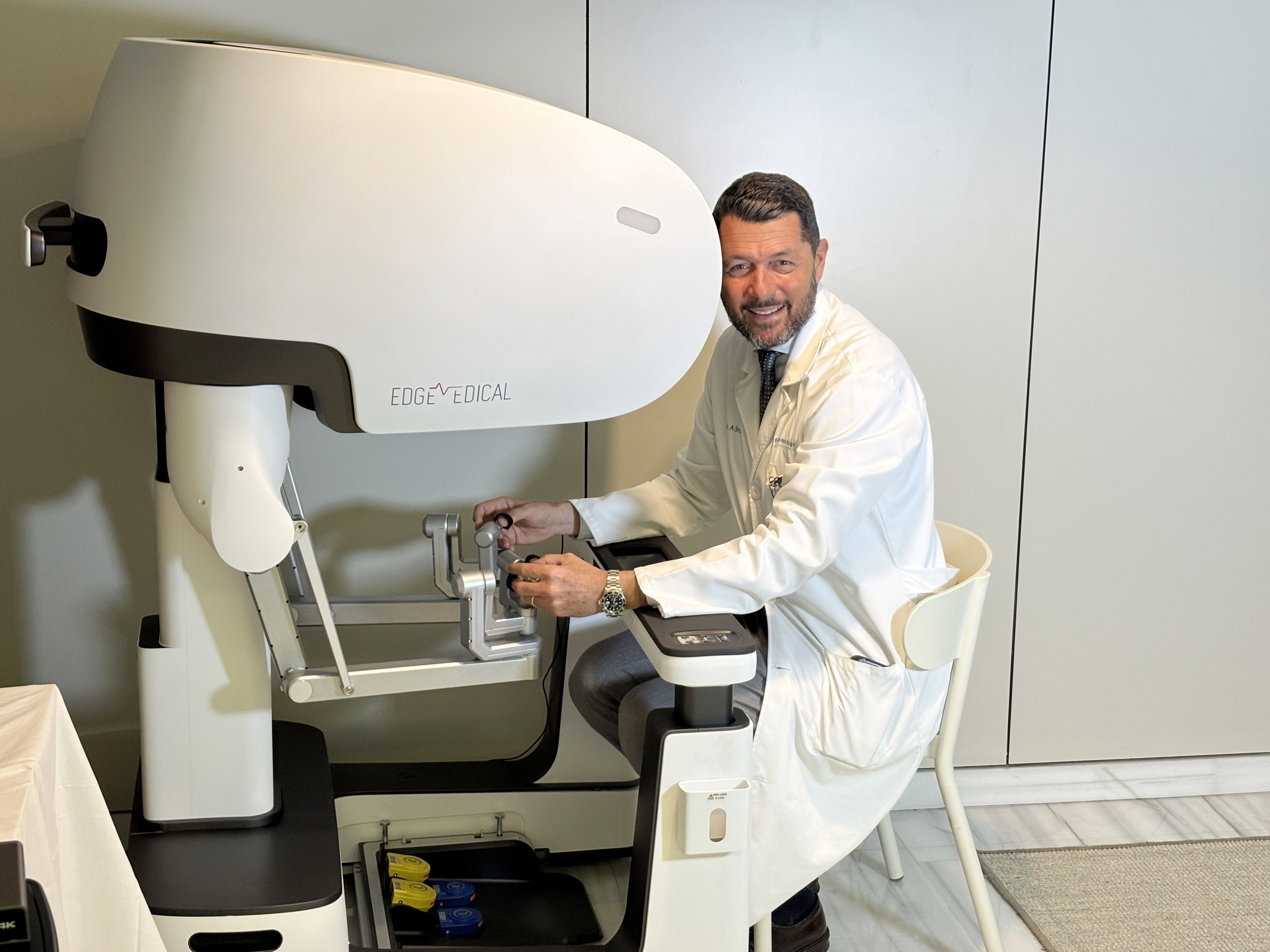 El doctor Alberto Breda amb la consola en Fundació Puigvert | EP