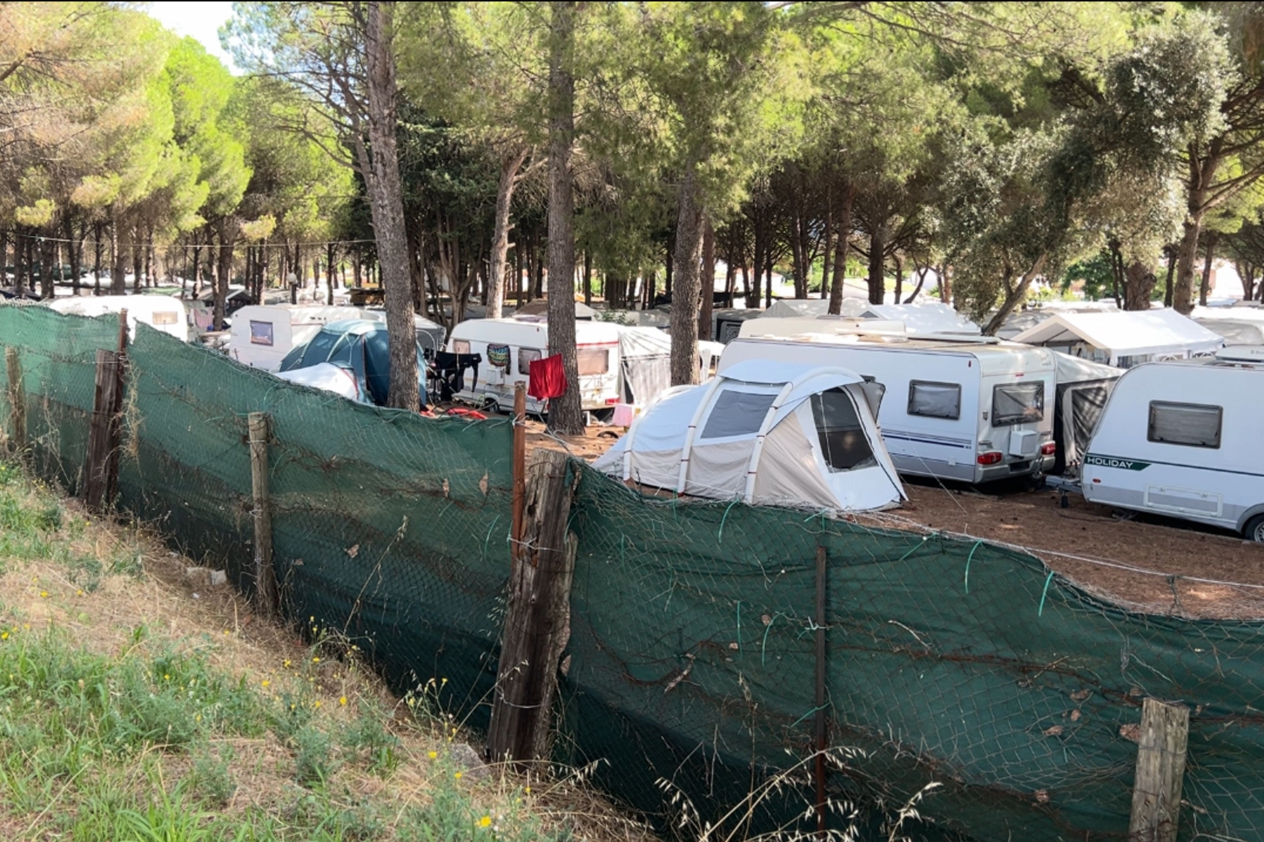 Autocaravanes al càmping Riells de l'Escala | Ariadna Reche (ACN)