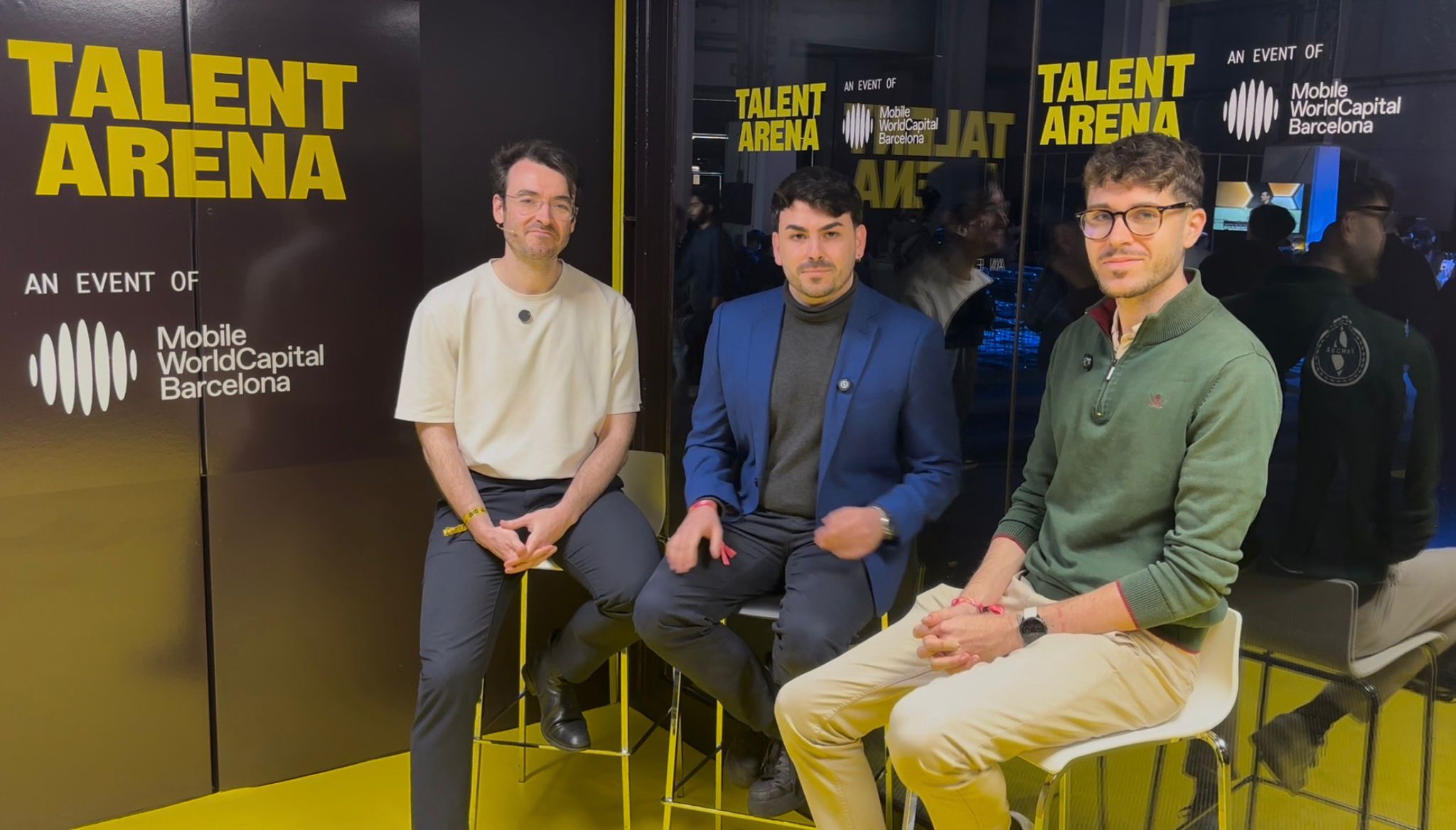 José Luis Crespo (@QuantumFracture), Carlos Rojas i David Lombrana durant l'enregistrament del segon episodi de 'Connexió MWC 2026' | VIA Empresa