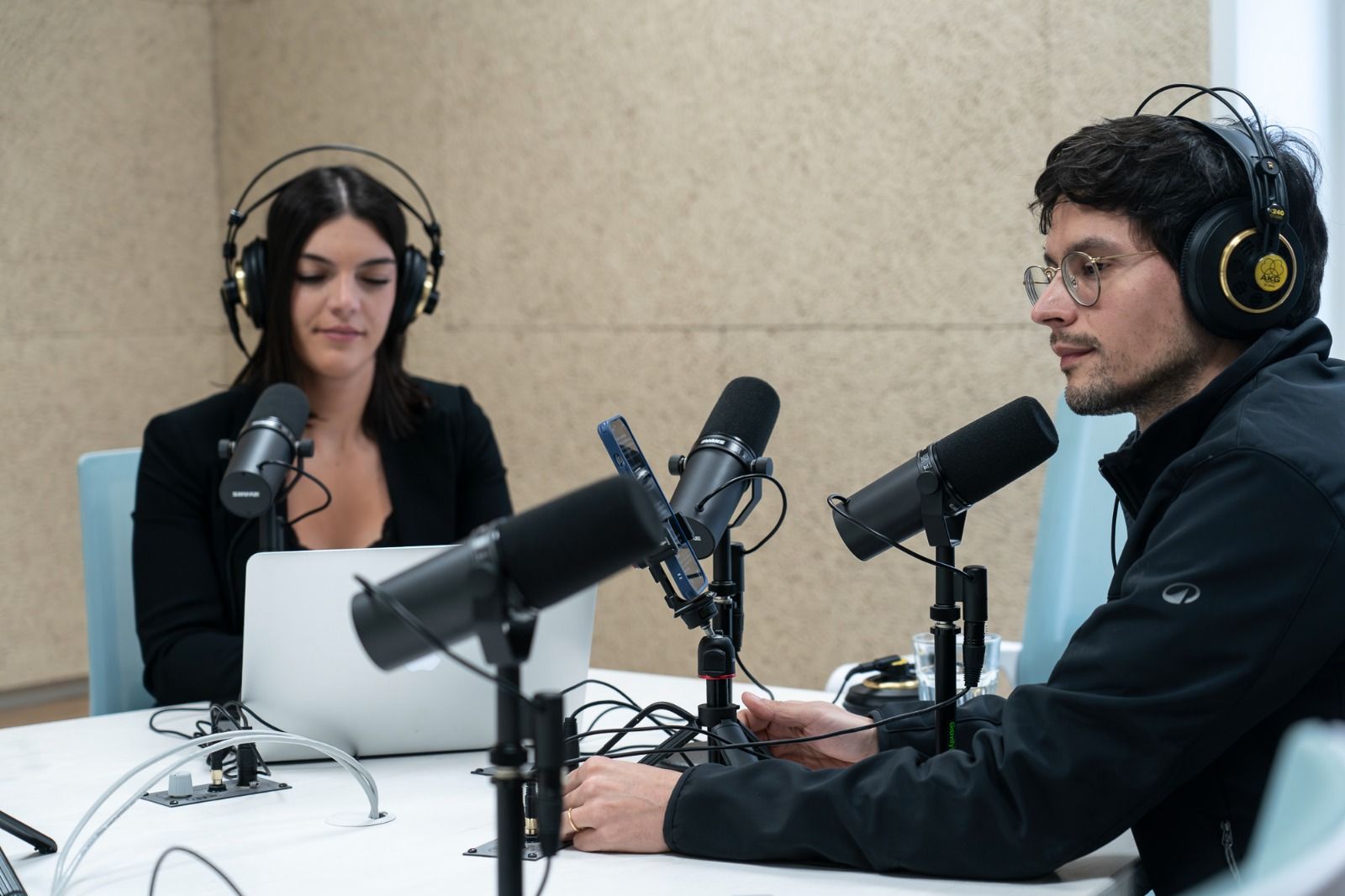 Ana M. González i Juanfe Cifuentes (Siverus) durant l'enregistrament del pòdcast | Mireia Comas Ana M. González i Juanfe Cifuentes (Siverus) durant l'enregistrament del pòdcast | Mireia Comas