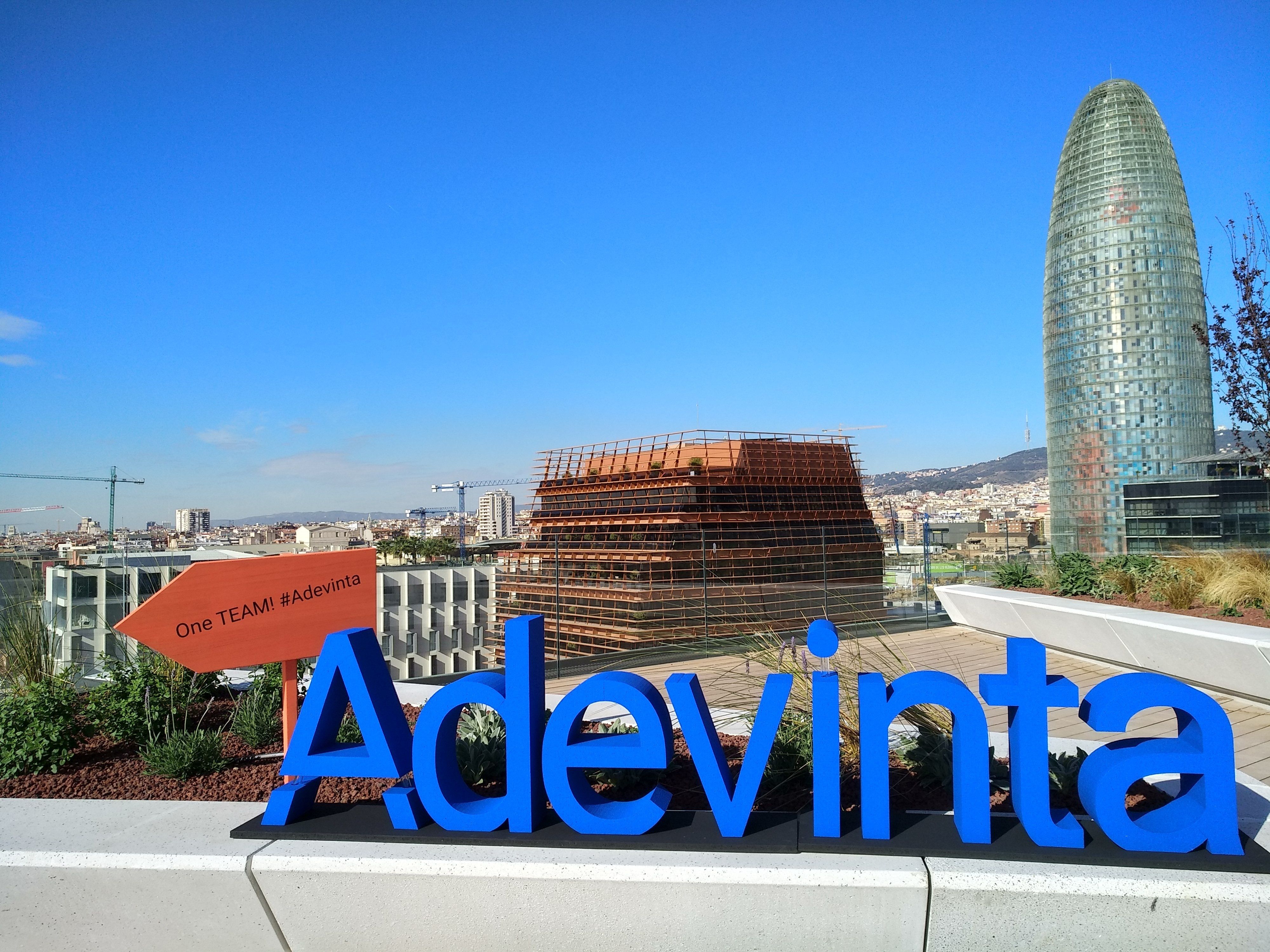 Logo de Adevinta en la oficina de Barcelona | Adevinta Logo de Adevinta en la oficina de Barcelona | Adevinta