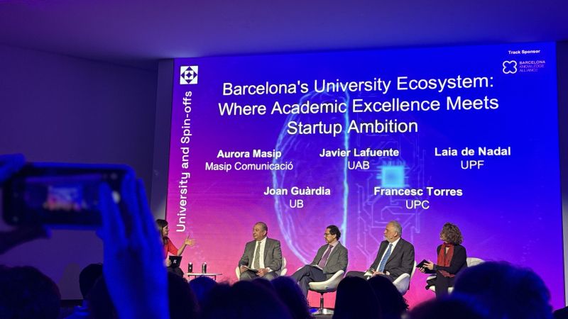 De izquierda a derecha, Aurora Masip (moderadora), Francesc Torres (UPC), Joan Guàrdia (UB), Javier Lafuente (UAB), y Laia de Nadal (UPF), durante una conferencia al 4YFN | Natàlia Bosch