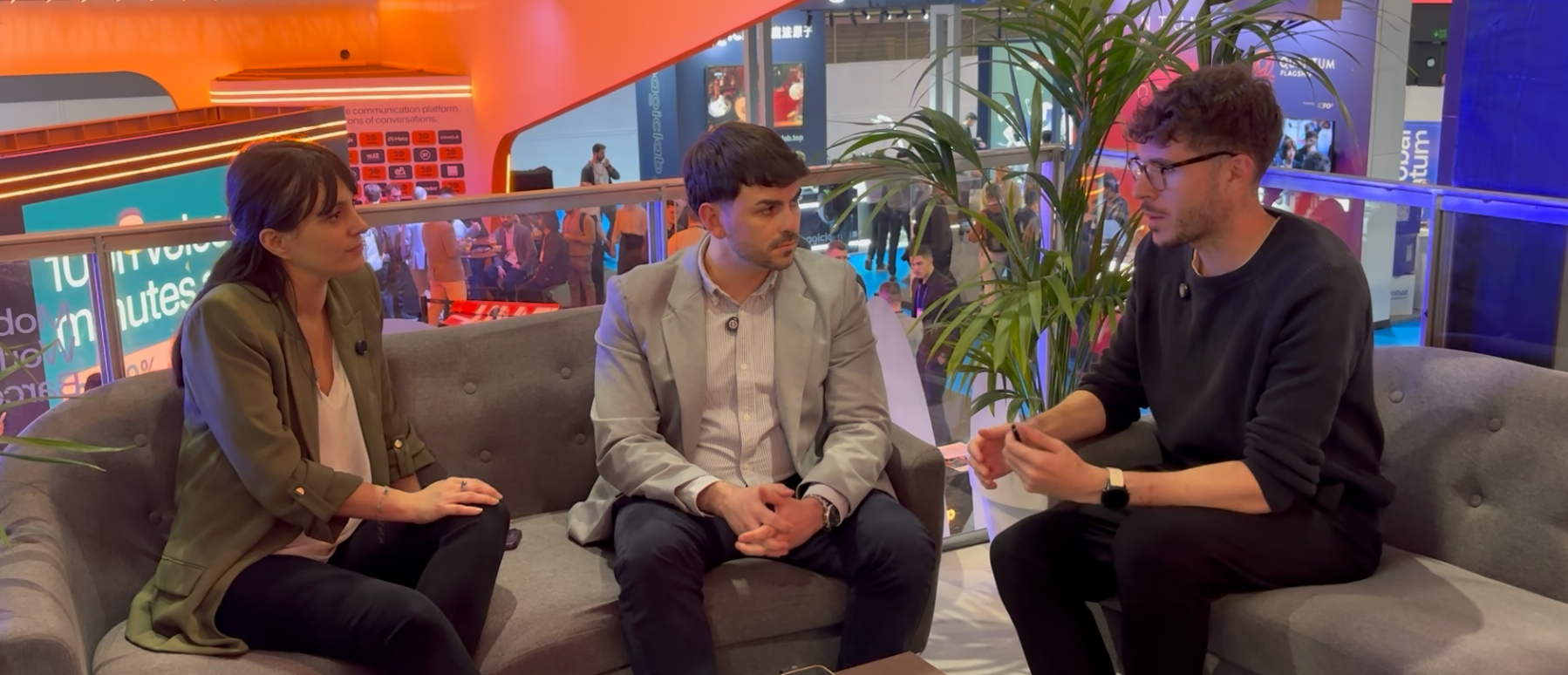 Gina Tost, Carlos Rojas i David Lombrana a l'estand de gravació de la Fundació Mobile World Capital Barcelona | VIA Empresa