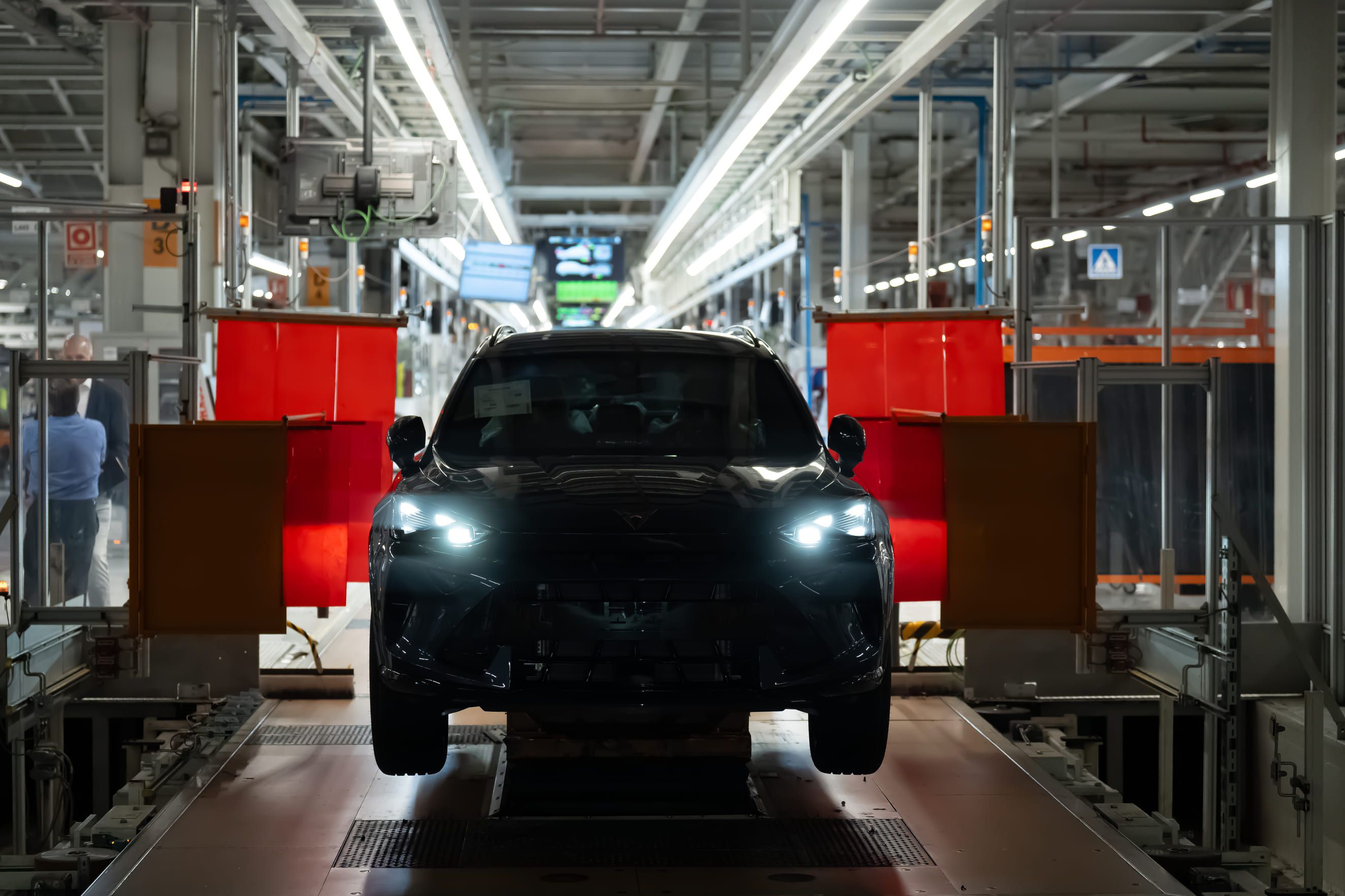 Montaje en una factoría de los modelos de Cupra Fomentor y Cupra León durante una visita guiada a la fábrica de Seat en Martorell | David Zorrakino (Europa Press)