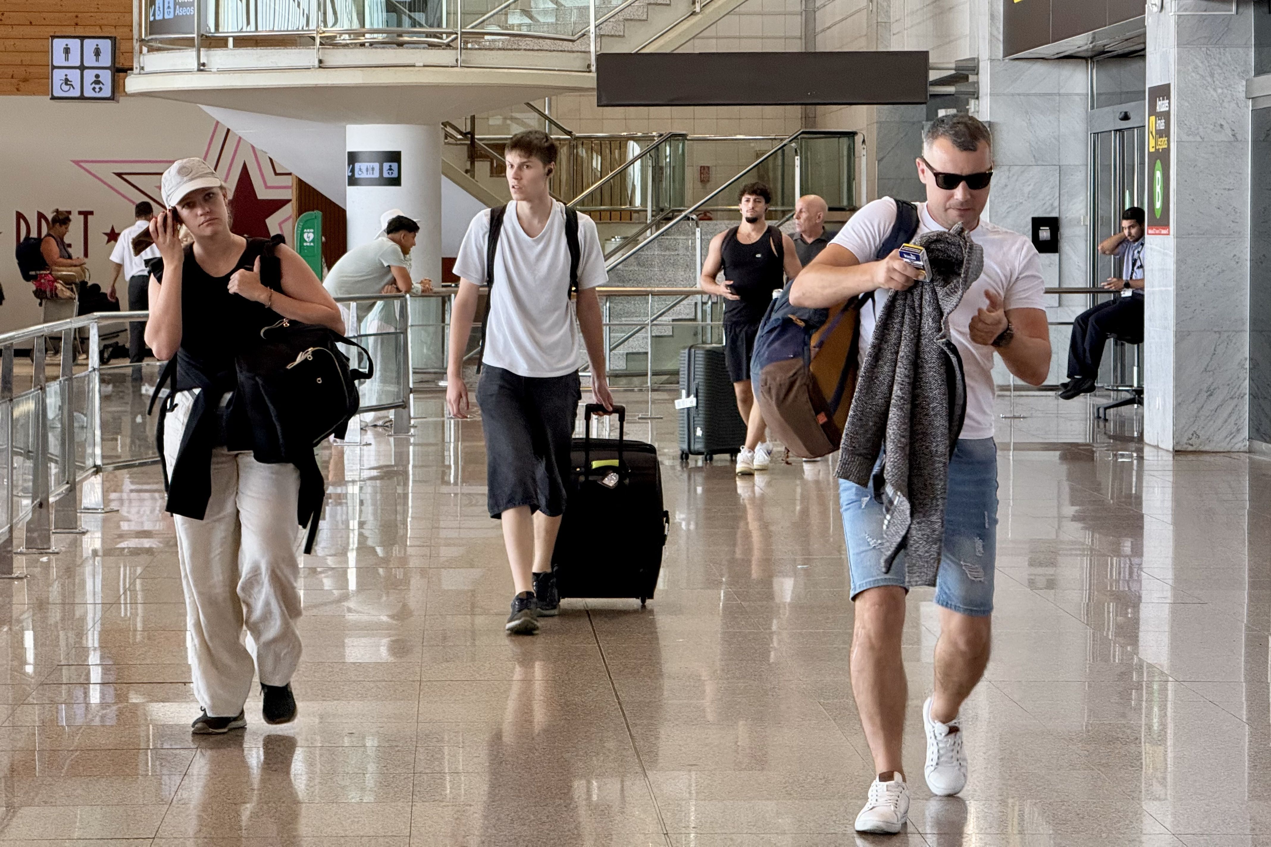 Un grupo de personas llegan a la T2 del aeropuerto del Prat | Albert Segura (ACN)