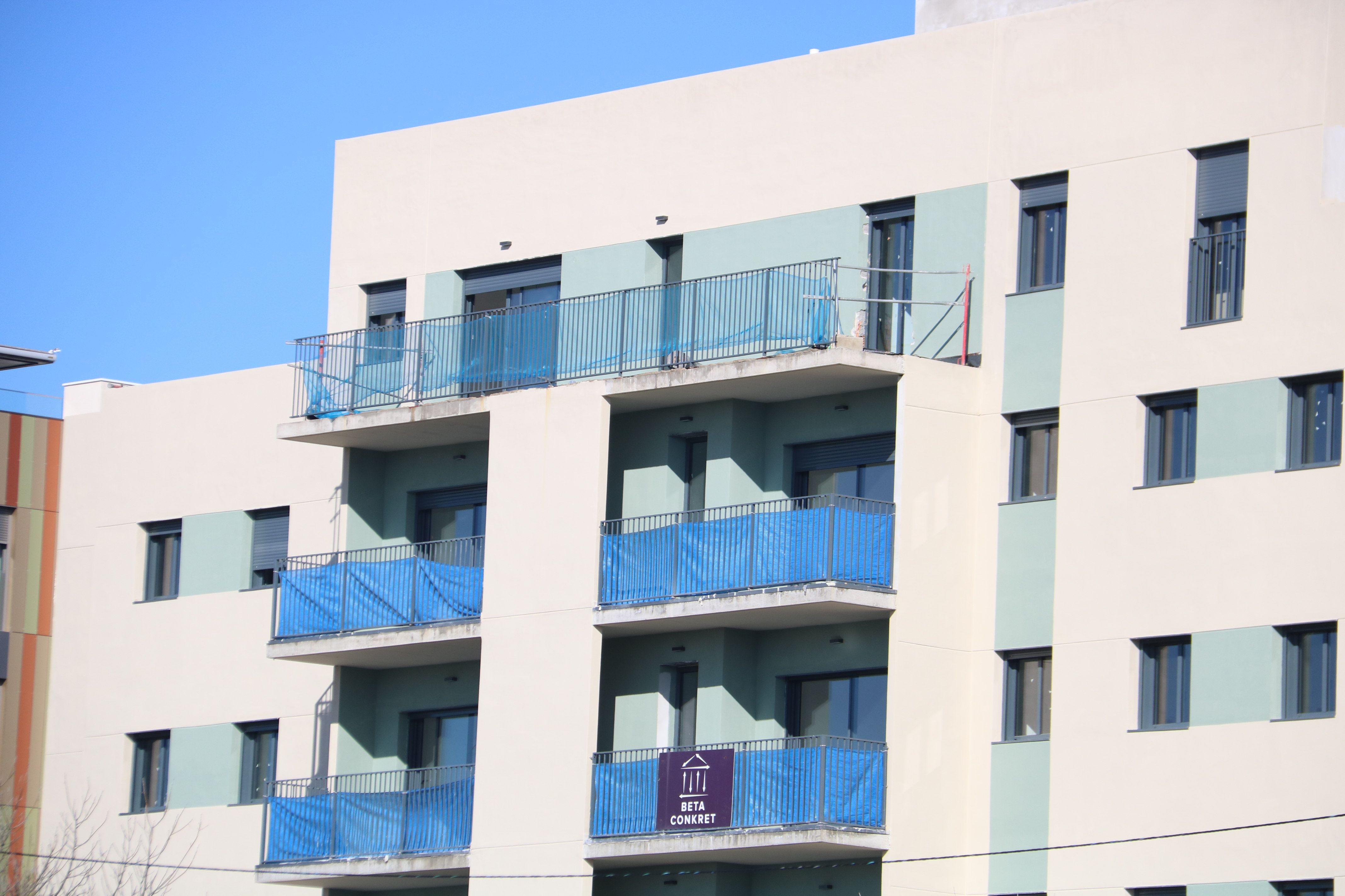 Balcones de un bloque de pisos en construcción en Lleida | Alba Mor (ACN)