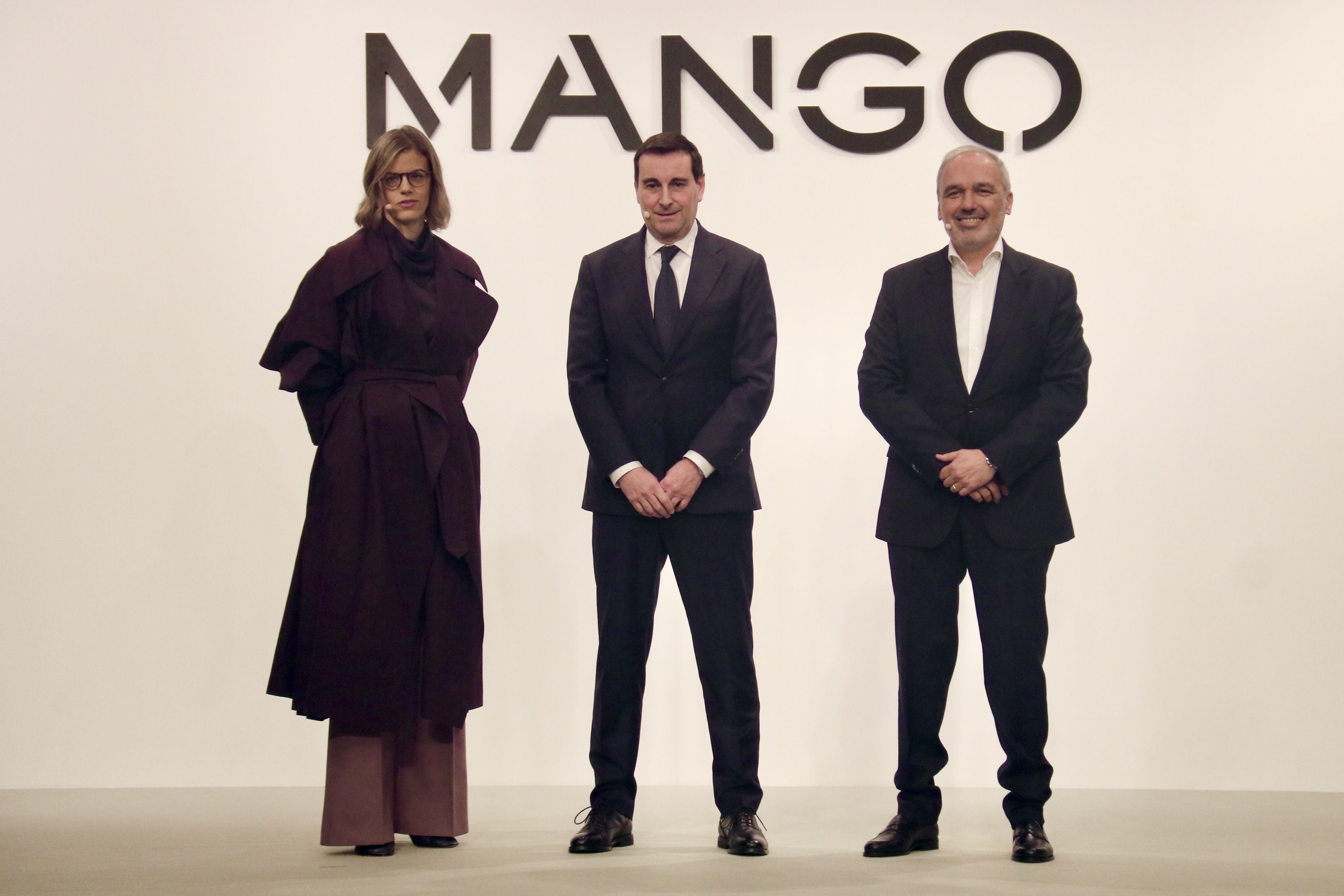 La directora financera de Mango, Margarita Salvans; el president i conseller delegat, Toni Ruiz, i el director d'Expansió i Franquícies, Daniel López | ACN