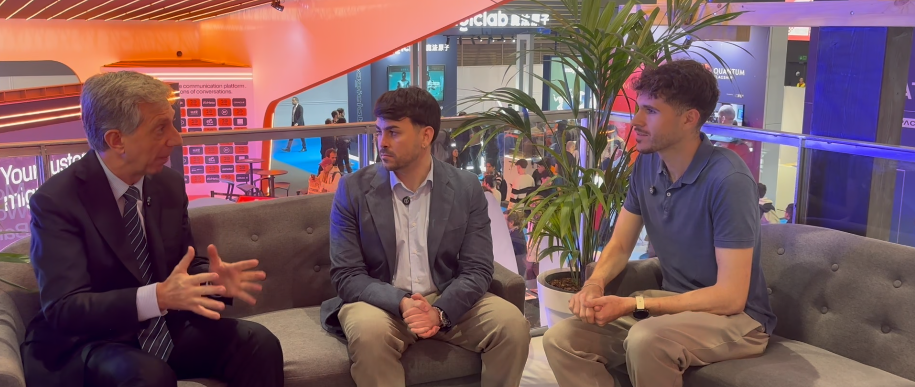 Francesc Fajula, Carlos Rojas y David Lombrana durante la grabación en el stand de la MWCapital | VIA Empresa