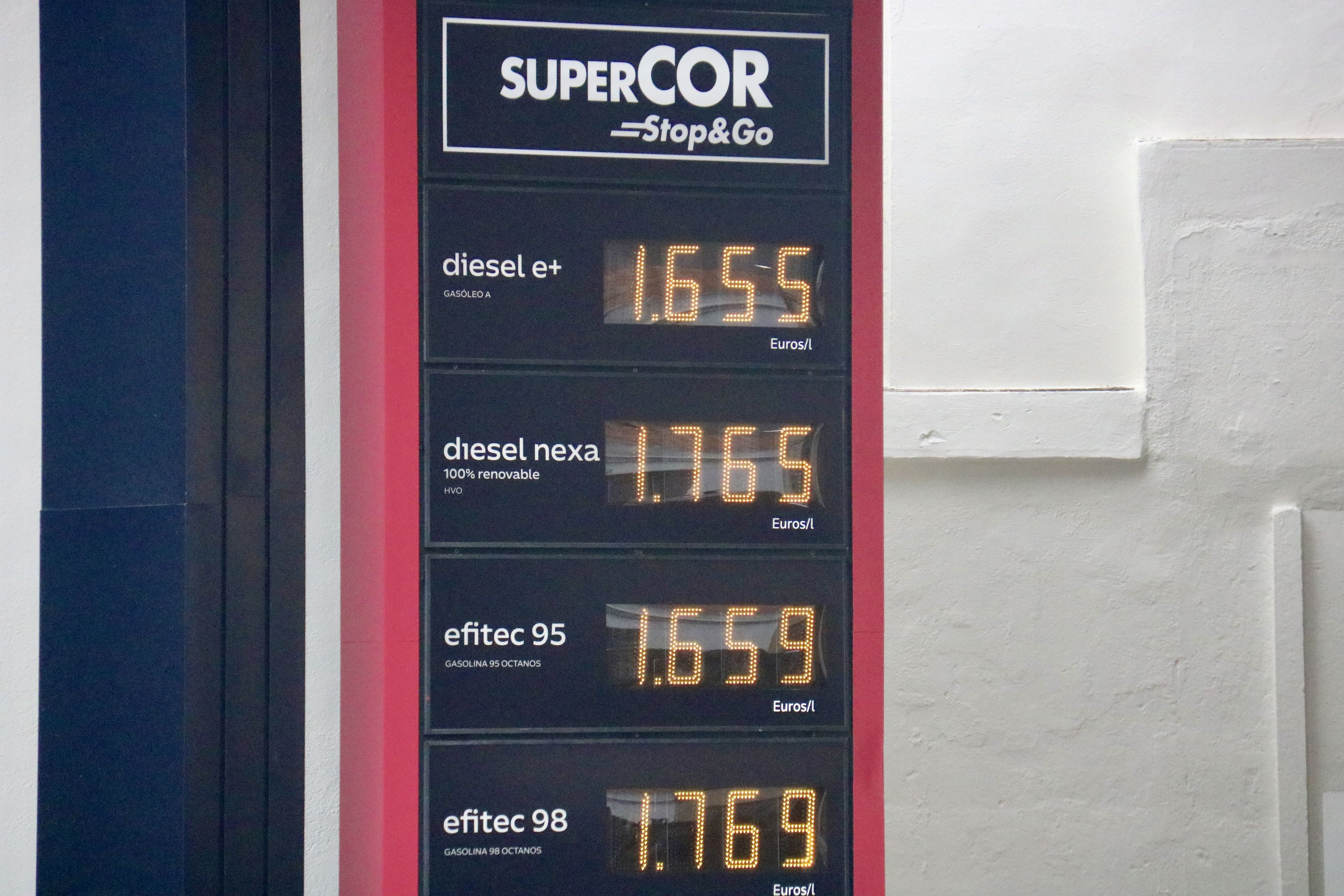 Panel de precios en una gasolinera de Sabadell este jueves 5 de marzo | Àlex Recolons (ACN)
