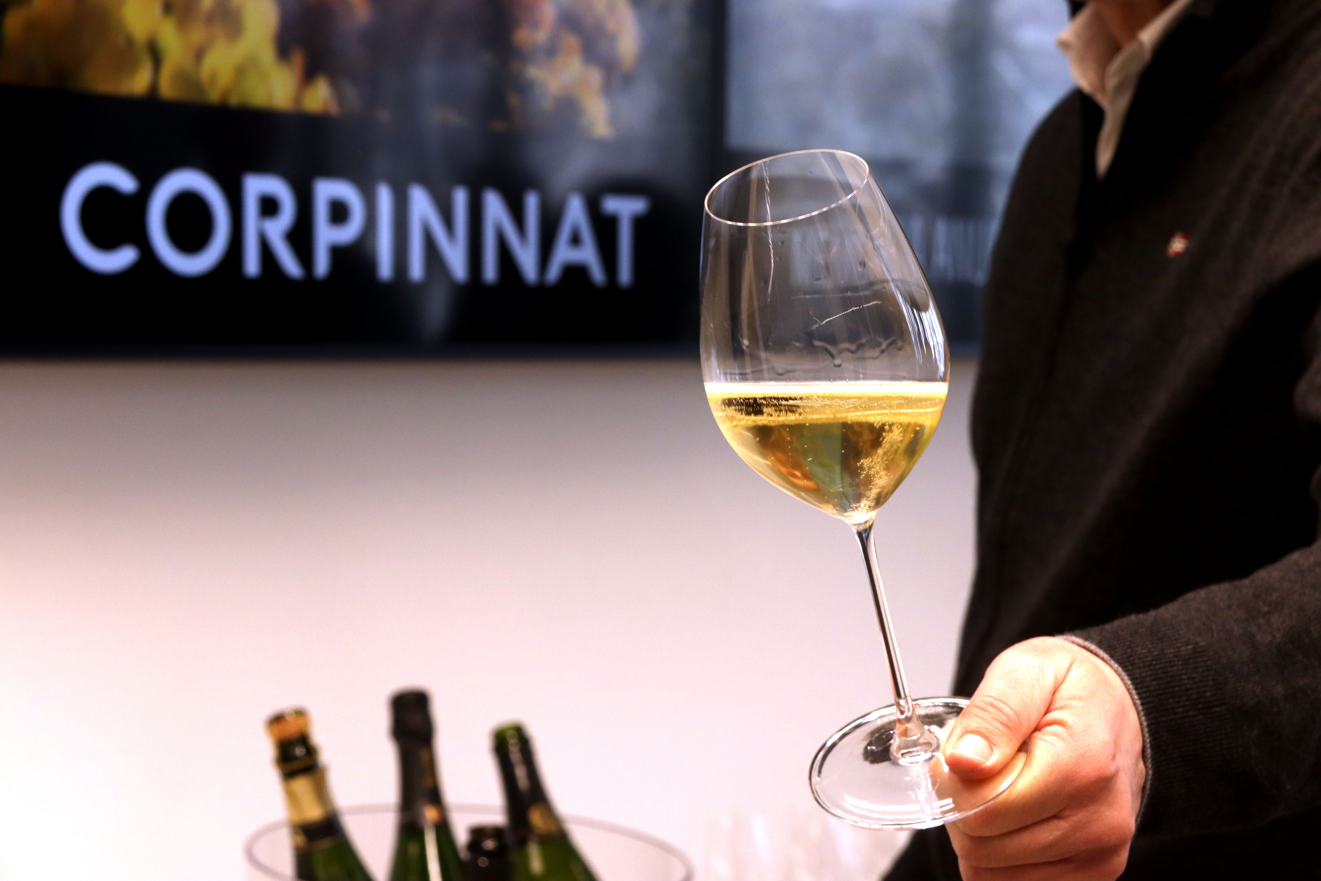 Una persona sostiene una copa de un vino escumoso de la marca colectiva, Corpinnat, durante la presentación de la memoria anual 2025 en Barcelona | Gerard Escaich Folch (ACN) Una persona sostiene una copa de un vino escumoso de la marca colectiva, Corpinnat, durante la presentación de la memoria anual 2025 en Barcelona | Gerard Escaich Folch (ACN)