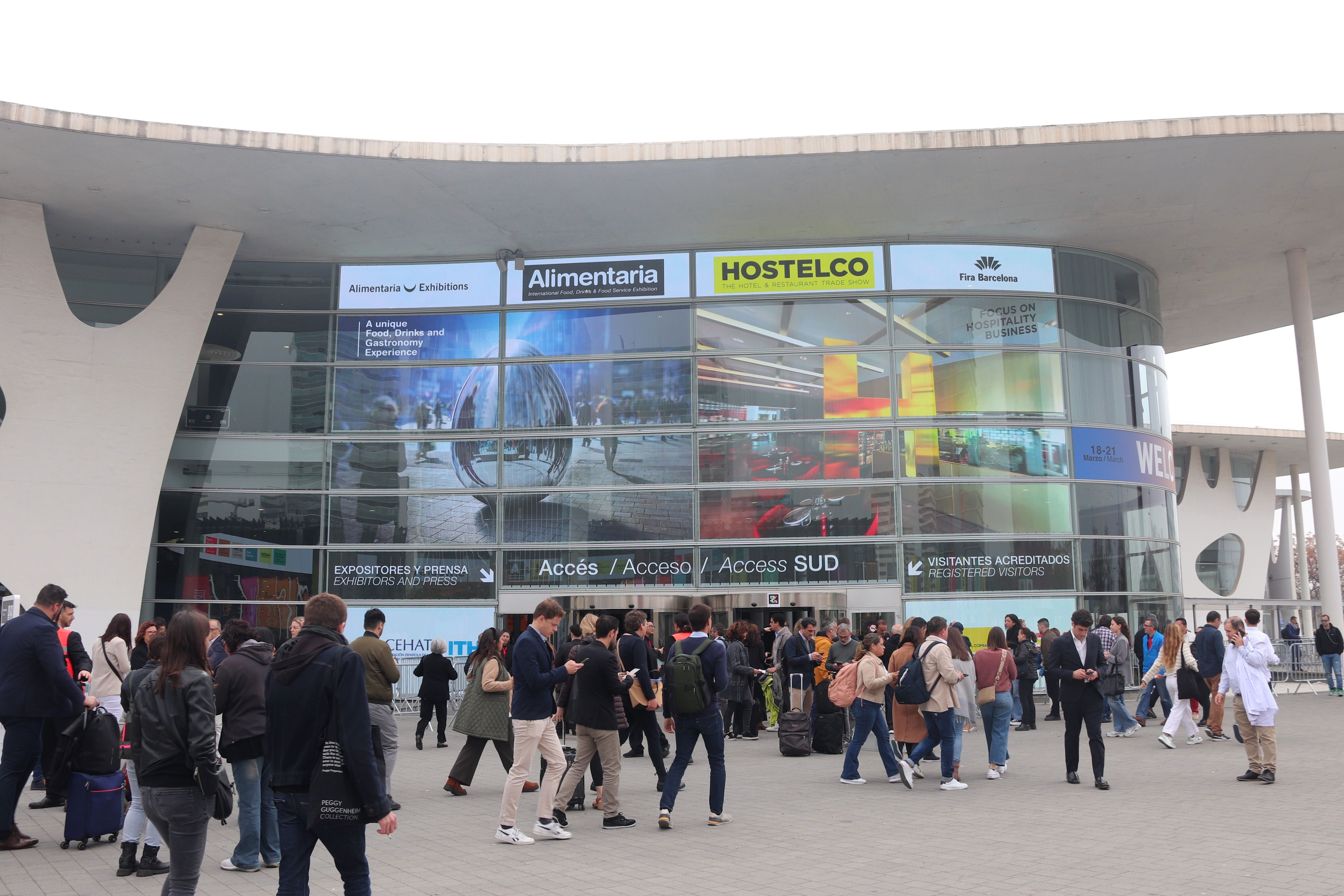 Congresistas entrando en el salón Alimentaria en el recinto Gran Via de Fira de Barcelona en la edición de 2024 | Maria Asmarat (ACN) Congresistas entrando en el salón Alimentaria en el recinto Gran Via de Fira de Barcelona en la edición de 2024 | Maria Asmarat (ACN)