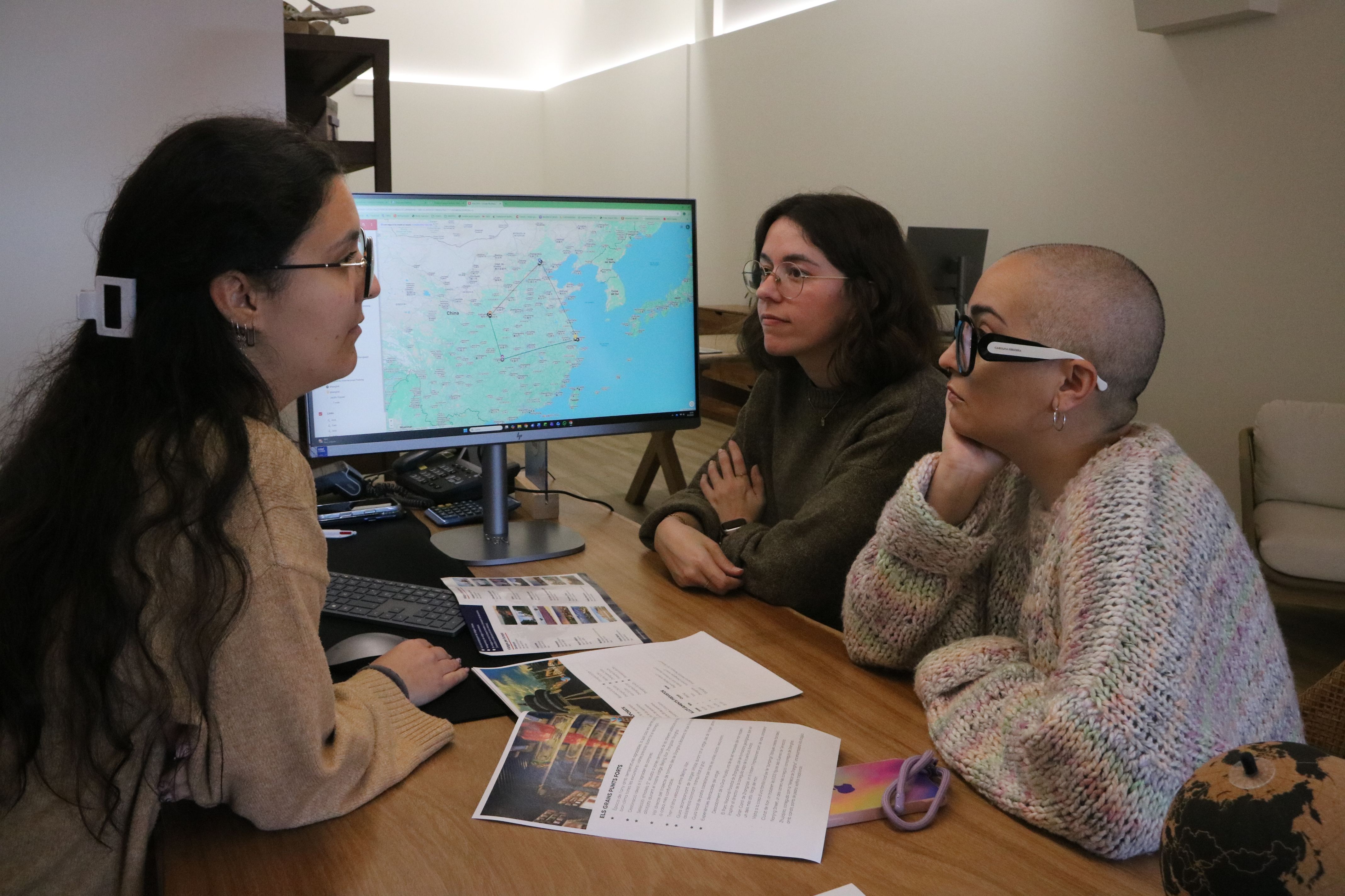 Dues clientes a l'agència Viñolas de Figueres | Gemma Tubert (ACN)