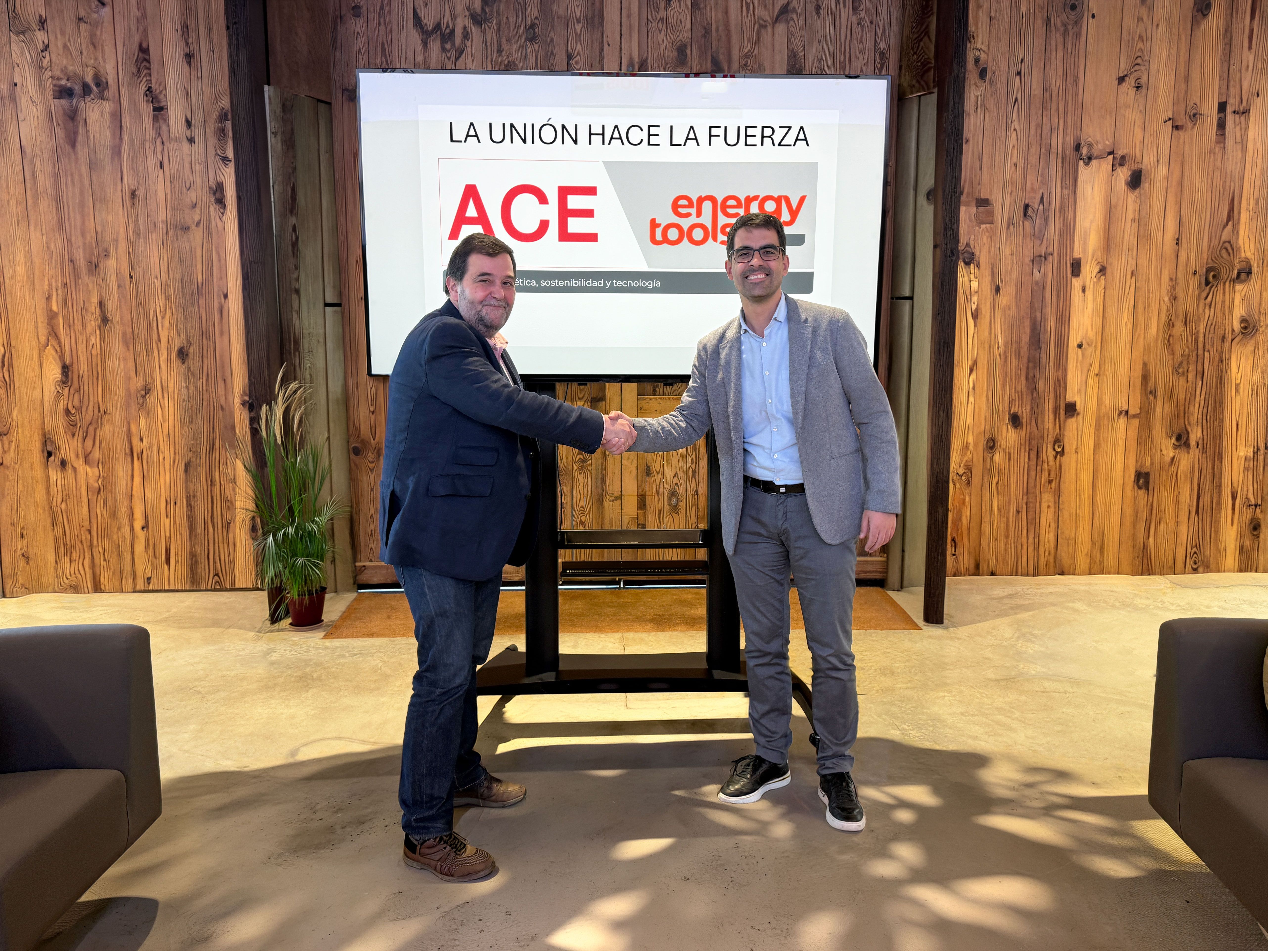 Francisco Espinosa, gerent d’ACE, i Jordi Rabat, CEO d’Energy Tools, durant el moment de la signatura | Cedida