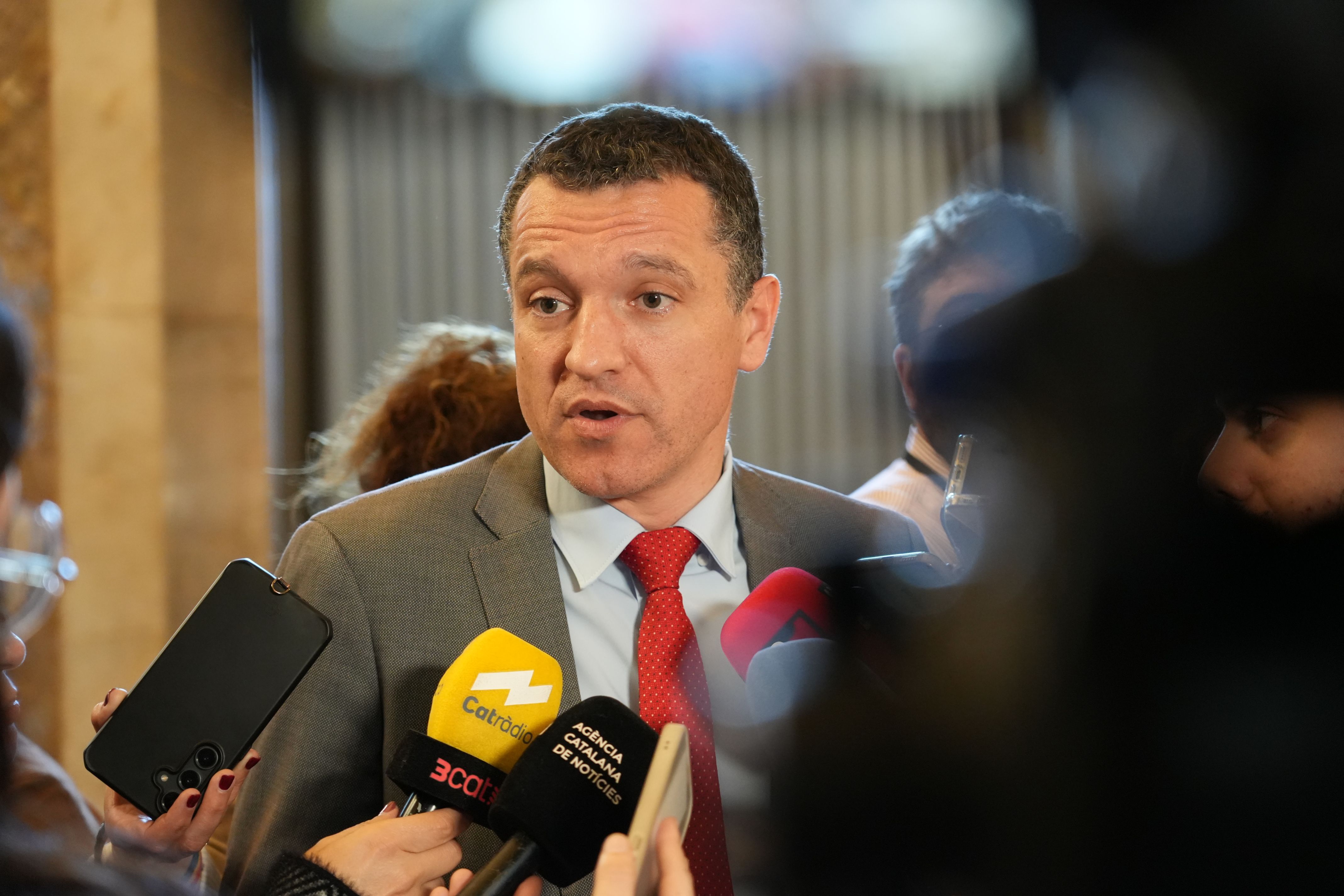 El conseller d'Agricultura, Òscar Ordeig, atenent els mitjans des dels passadissos del Parlament | Marta Sierra (ACN)