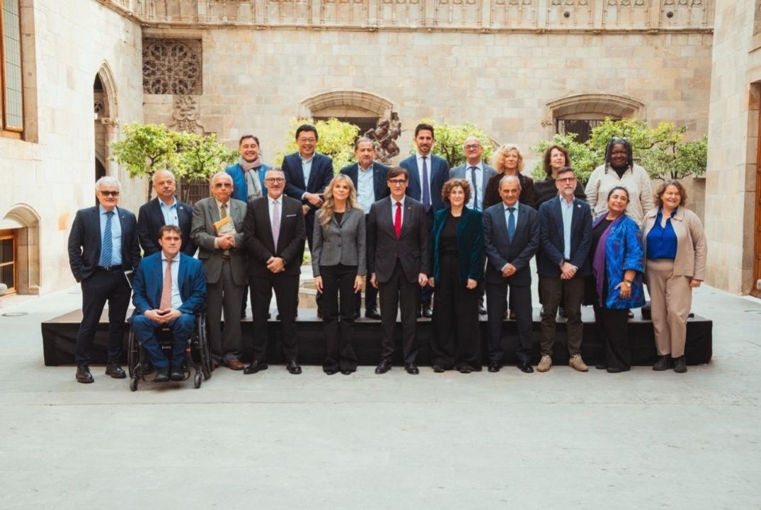 El president de la Generalitat, Salvador Illa, junto a los representantes de ASETT | Generalitat
