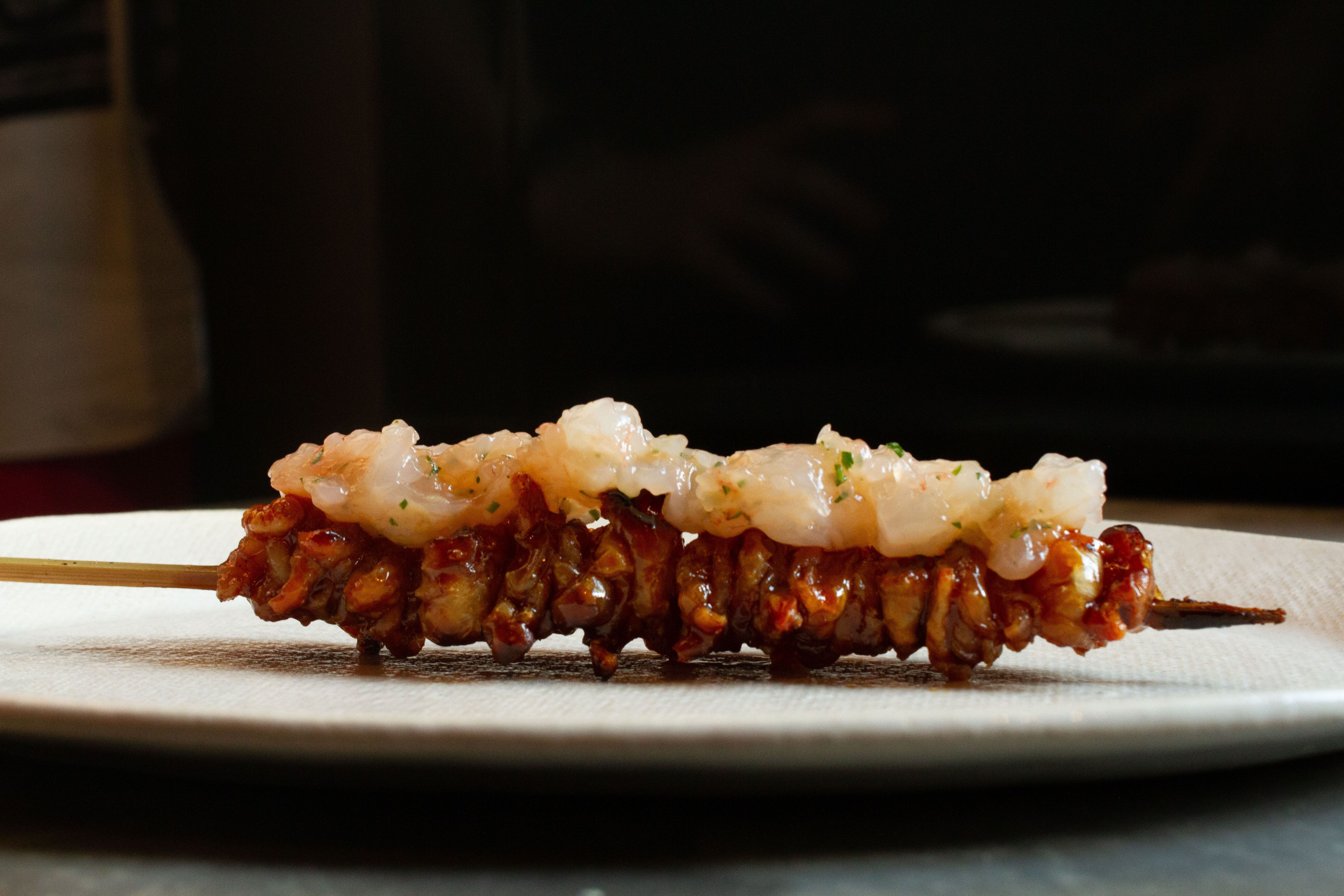 El yakitori és una de les elaboracions destacades de l'oferta de Suru | Cedida